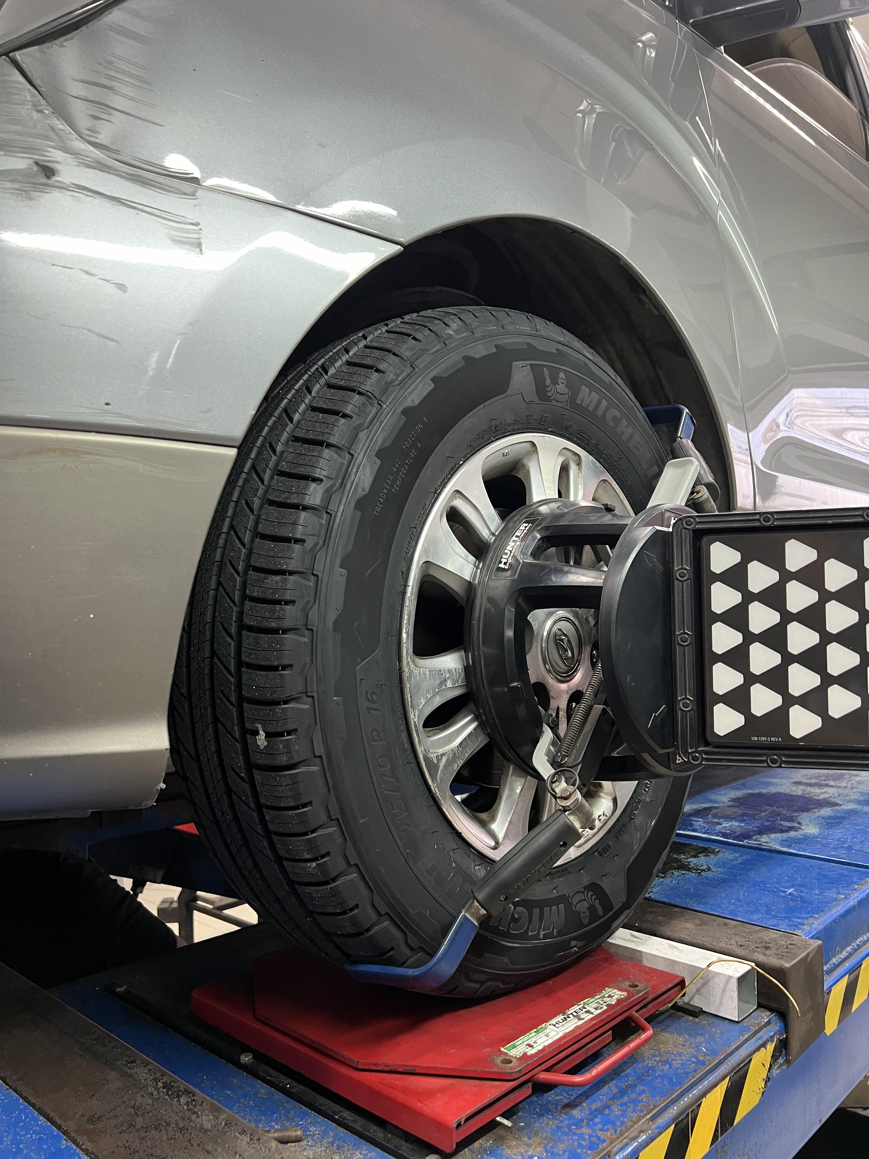 HYUNDAI H1 เลือกยางดีใช้งานประจำวัน เน้นความปลอดภัย [+] MICHELIN PRIMACY SUV+ 215/70R16 *นัดหมายก่อนเข้ารับบริการ เพื่อความรวดเร็วครับ 𝙊𝙪𝙧 𝙎𝙚𝙧𝙫𝙞𝙘𝙚 บริการทางร้านเรารับทำอะไรบ้าง 🔧 มียางรถยนต์ทุกยี่ห้อให้เลือกซื้อ 🔧 โช้คอัพ สปริง 🔧 เช็คช่วงล่าง แก้ปัญหาให้ตรงจุด 🔧 ติดตั้งยางแบบไร้รอย 100% 🔧 บริการสลับยาง ตามอายุ 🔧 บริการล้างลิ้นปีกผีเสื้อ 🔧 บริการเช็คระยะรถยนต์ 🔧 เปลี่ยนถ่ายของเหลวทั้งระบบ 🔧 ตั้งศูนย์ด้วยเครื่อง HUNTER นำเข้าจาก USA สอบถามข้อมูลเพิ่มเติม หรือนัดหมายเข้ารับบริการ ☎️ : 08-6569-1915 ☎️ : 08-6544-5963 Line id : @88rw Tiktok : https://www.tiktok.com/@88rwycrr Youtube : https://youtube.com/@88rw Facebook : https://www.facebook.com/88rwtire Location : https://goo.gl/maps/HrNUAZXPN94KvxZ98? #รถยนต์มีปัญหาไม่รู้ต้องแก้ตรงไหน ทางเรายินดี ตรวจหาปัญหาและหาวิธีแก้ บอกลูกค้าก่อนลงมือทำเสมอราคาเป็นธรรมไม่เอาเปรียบ สบายใจคุณลูกค้า ร้านยางเจริญรุ่งเรือง ยินดีต้อนรับครับ