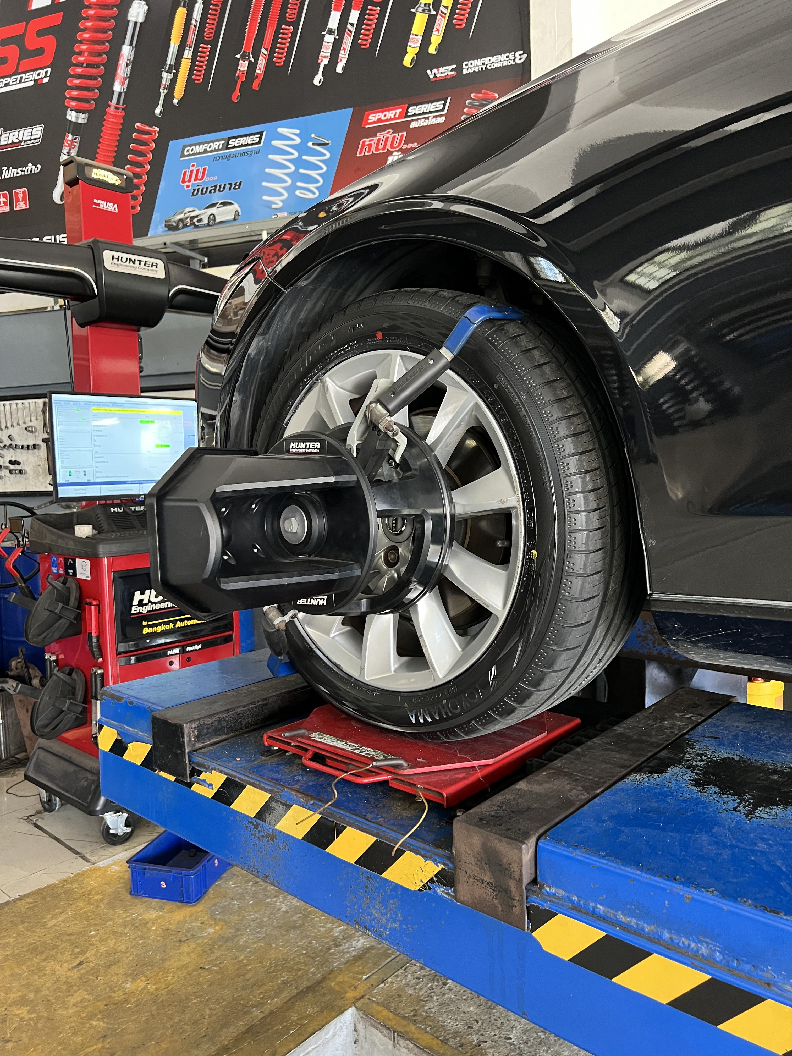 VOLVO S90 เปลี่ยนยางรถยนต์ เลือกใช้งานยางพรีเมี่ยม นุ่ม เงียบ [+] YOKOHAMA AE51 245/45R18 *เพื่อความสะดวกในการรับบริการ นัดหมายเวลาก่อนเข้ารับบริการทุกครั้งครับ 𝙊𝙪𝙧 𝙎𝙚𝙧𝙫𝙞𝙘𝙚 บริการทางร้านเรารับทำอะไรบ้าง 🔧 มียางรถยนต์ทุกยี่ห้อให้เลือกซื้อ 🔧 โช้คอัพ สปริง 🔧 เช็คช่วงล่าง แก้ปัญหาให้ตรงจุด 🔧 ติดตั้งยางแบบไร้รอย 100% 🔧 บริการสลับยาง ตามอายุ 🔧 บริการล้างลิ้นปีกผีเสื้อ 🔧 บริการเช็คระยะรถยนต์ 🔧 เปลี่ยนถ่ายของเหลวทั้งระบบ 🔧 ตั้งศูนย์ด้วยเครื่อง HUNTER นำเข้าจาก USA สอบถามข้อมูลเพิ่มเติม หรือนัดหมายเข้ารับบริการ ☎️ : 08-6569-1915 ☎️ : 08-6544-5963 Line id : @88rw Tiktok : https://www.tiktok.com/@88rwycrr Youtube : https://youtube.com/@88rw Facebook : https://www.facebook.com/88rwtire Location : https://goo.gl/maps/HrNUAZXPN94KvxZ98?coh=178573&entry=tt #รถยนต์มีปัญหาไม่รู้ต้องแก้ตรงไหน ทางเรายินดี ตรวจหาปัญหาและหาวิธีแก้ บอกลูกค้าก่อนลงมือทำเสมอราคาเป็นธรรมไม่เอาเปรียบ สบายใจคุณลูกค้า ร้านยางเจริญรุ่งเรือง ยินดีต้อนรับครับ