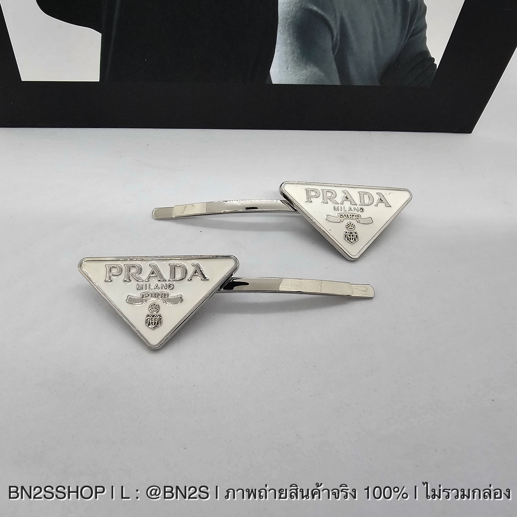 สีขาว | Prada Metal Hair Clip กิ๊บติดผม ปราด้า โลโก้ ซ้าย ขวา ชุด 2 ชิ้น งานพรีเมียม พร้อมจัดส่ง