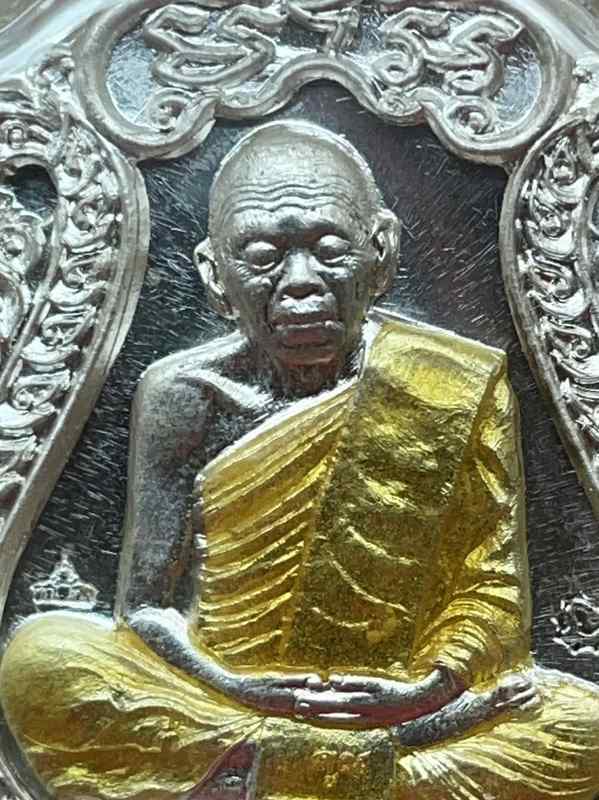 เสมาคูณสิบทิศ ปี ๒๕๕๘ ชุดกรรมการอุปถัมภ์ รายการจัดสร้างที่ ๕.๒ เหรียญเสมาหลวงพ่อคูณ ปริสุทโธ วัดบ้านไร่ "๑ ใน ๓๓๙ เนื้อเงิน หน้ากากเงิน ขอบเงิน ลงยา ๑ สี (จีวรเหลือง) หมายเลข ๒๐๓