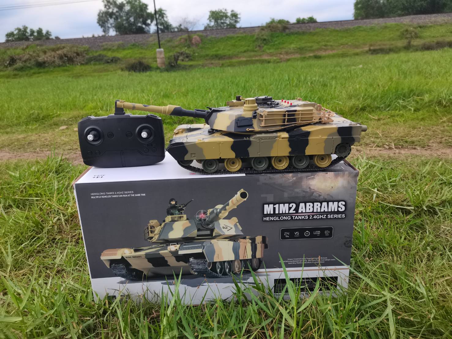 รถถังบังคับวิทยุ HENG-LONG M1M2 ABRAMS 3816-1ชุดพร้อมเล่น ยิงกระสุน มีเสียงเครื่องยนต์ ระบบ 2.4G รถถังบังคับ HENGLONG M1M2ABRAMS RCTANKS ระบบชุดสายพาน แบตเตอรี่พร้อมเล่นยิงกระสุนได้
