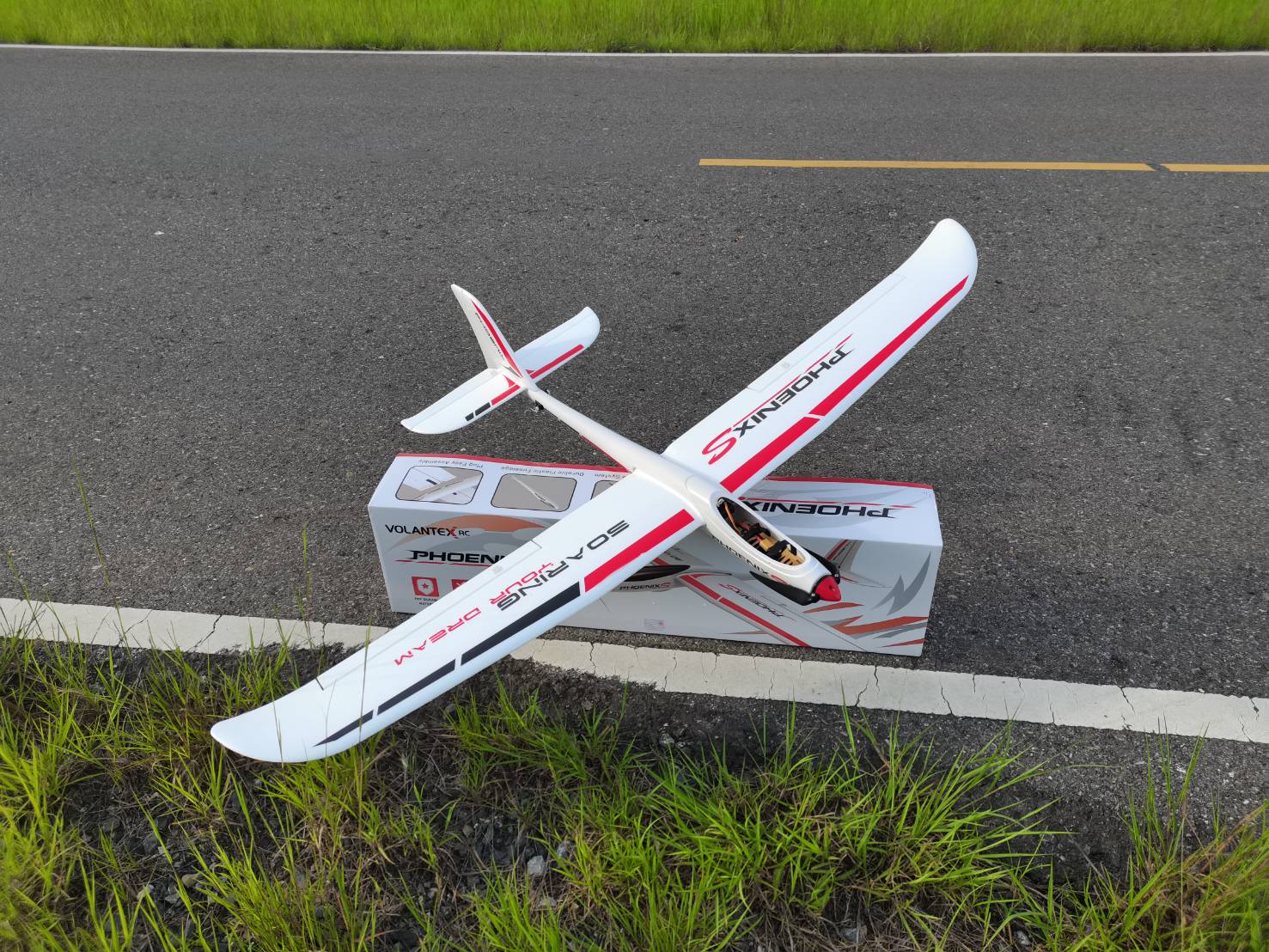 เครื่องร่อนลำยัก Volantex RC Phoenix 1.6m Glider ( V742-6 2.4GHZ 4CH สินค้าลำใหญ่บินดีมากๆ )มีระบบควบคุมการบินที่ดีเยี่ยม เหมาะกับคนชอบบินนานๆ แบตเตอร์รี่ 7.4V 1500 MA/H พร้อมชุดชร์าจ