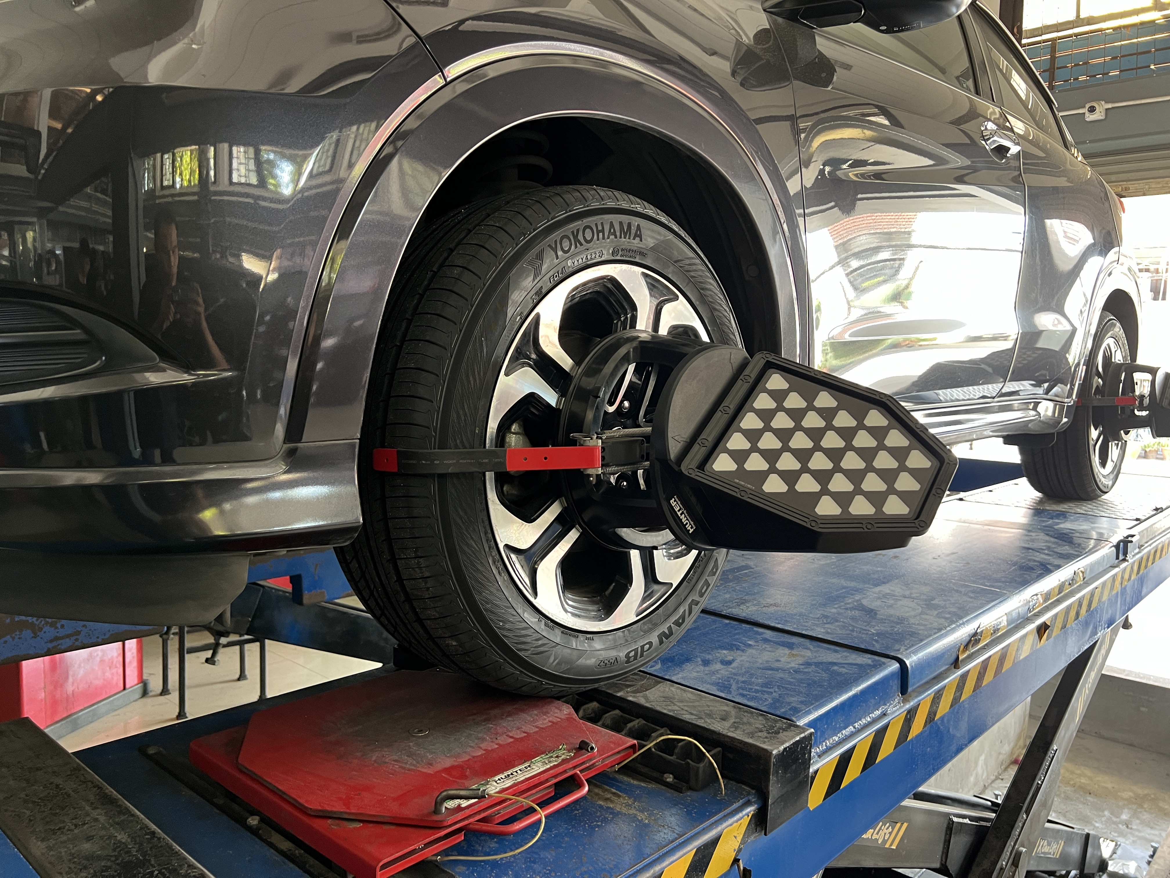 LEXUS เปลี่ยนล้อใหม่เข้ารับบริการเปลี่ยนยางรถยนต์เลือกใช้งานยาง สำหรับ SUV เลี้ยวคม บังคับแม่นยำ นุ่มนวล รองรับความเร็วและน้ำหนักของรถ SUV ได้เป็นอย่างดี [+] YOKOHAMA GEOLANDAR G058 [+] ขนาด 235/55R19 โปรโมชั่นราคาพิเศษ ติดต่อสอบถามเพิ่มเติม โทร : 08-6569-1915 บุ๊ก และทีมงาน ยินดีต้อนรับครับ 𝙊𝙪𝙧 𝙎𝙚𝙧𝙫𝙞𝙘𝙚 บริการทางร้าน เรารับทำอะไรบ้าง 🔧 ติดตั้งยางแบบไร้รอย 100% 🔧 บริการสลับยาง ตามอายุ 🔧 มียางรถยนต์ทุกยี่ห้อให้เลือกซื้อ 🔧 เช็คช่วงล่าง แก้ปัญหาให้ตรงจุด 🔧 บริการล้างลิ้นปีกผีเสื้อ 🔧 บริการเช็คระยะรถยนต์ 🔧 เปลี่ยนถ่ายของเหลวทั้งระบบ 🔧 ตั้งศูนย์ด้วยเครื่อง HUNTER นำเข้าจาก USA #รถยนต์มีปัญหาไม่รู้ต้องแก้ตรงไหน ทางเรายินดี ตรวจหาปัญหาและหาวิธีแก้ บอกลูกค้าก่อนลงมือทำเสมอราคาเป็นธรรมไม่เอาเปรียบ สบายใจคุณลูกค้า ---------------------------------- ดูแลให้คำปรึกษาทุกปัญหาคาใจ ไม่ทิ้งลูกค้า มีบริการหลังการขาย 【ให้ผู้เชี่ยวชาญของเรา ดูแลรถคุณ】 ร้านยางเจริญรุ่งเรือง ยินดีต้อนรับครับ #ยางรถยนต์ #yokohama #geolandar #g058
