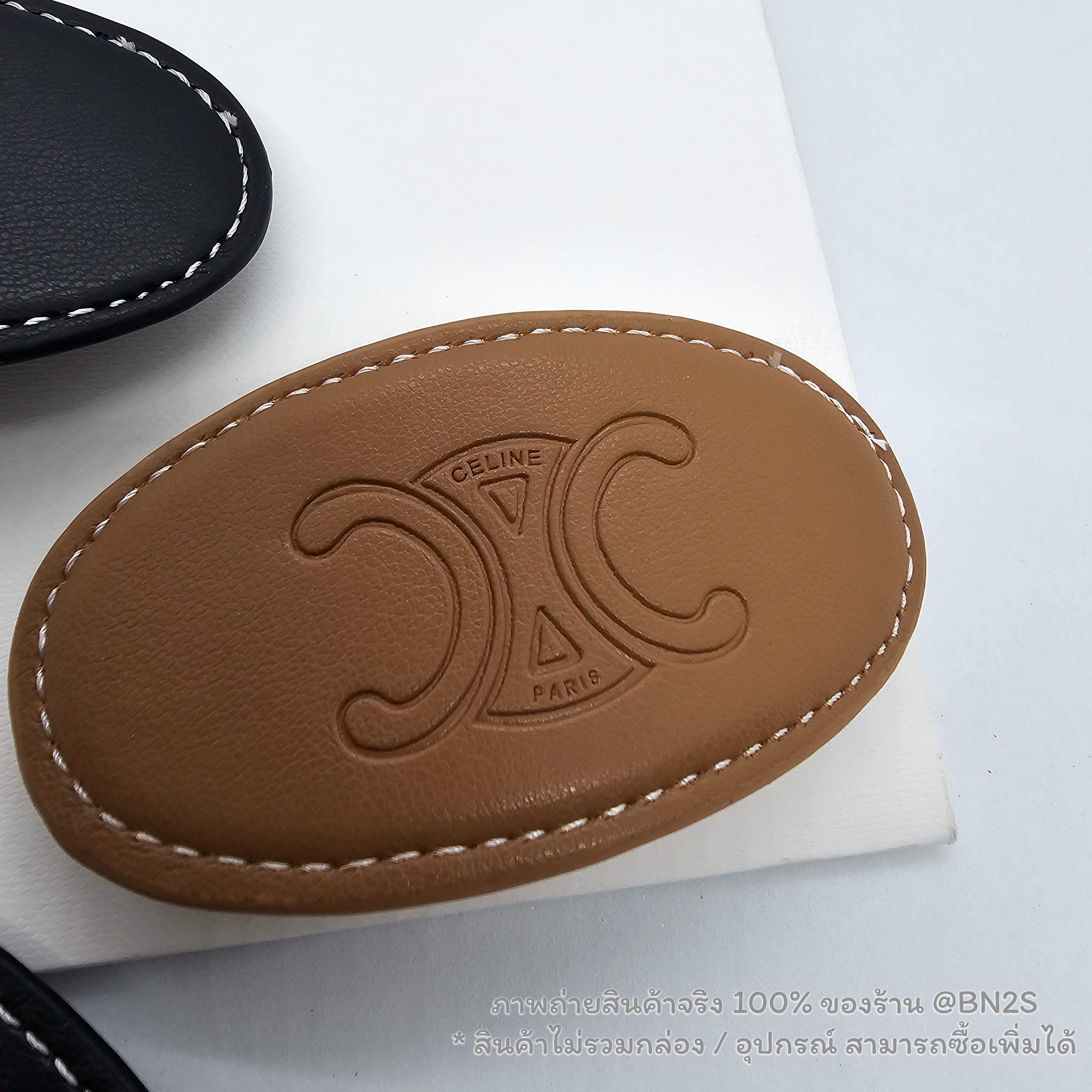 สีดำ | CELINE CUIR HAIR CLIP IN CALFSKIN AND STEEL กิ๊บหนังวงกลมซีลีน งานปั๊มโชว์โลโก้ตะโกน มี 2 สี น้ำตาล และดำ งานสวย น่ารัก ขนาด 5x9 cm. | น้ำหนัก 15 กรัม ไม่รวมกล่อง อุปกรณ์ สำเนา