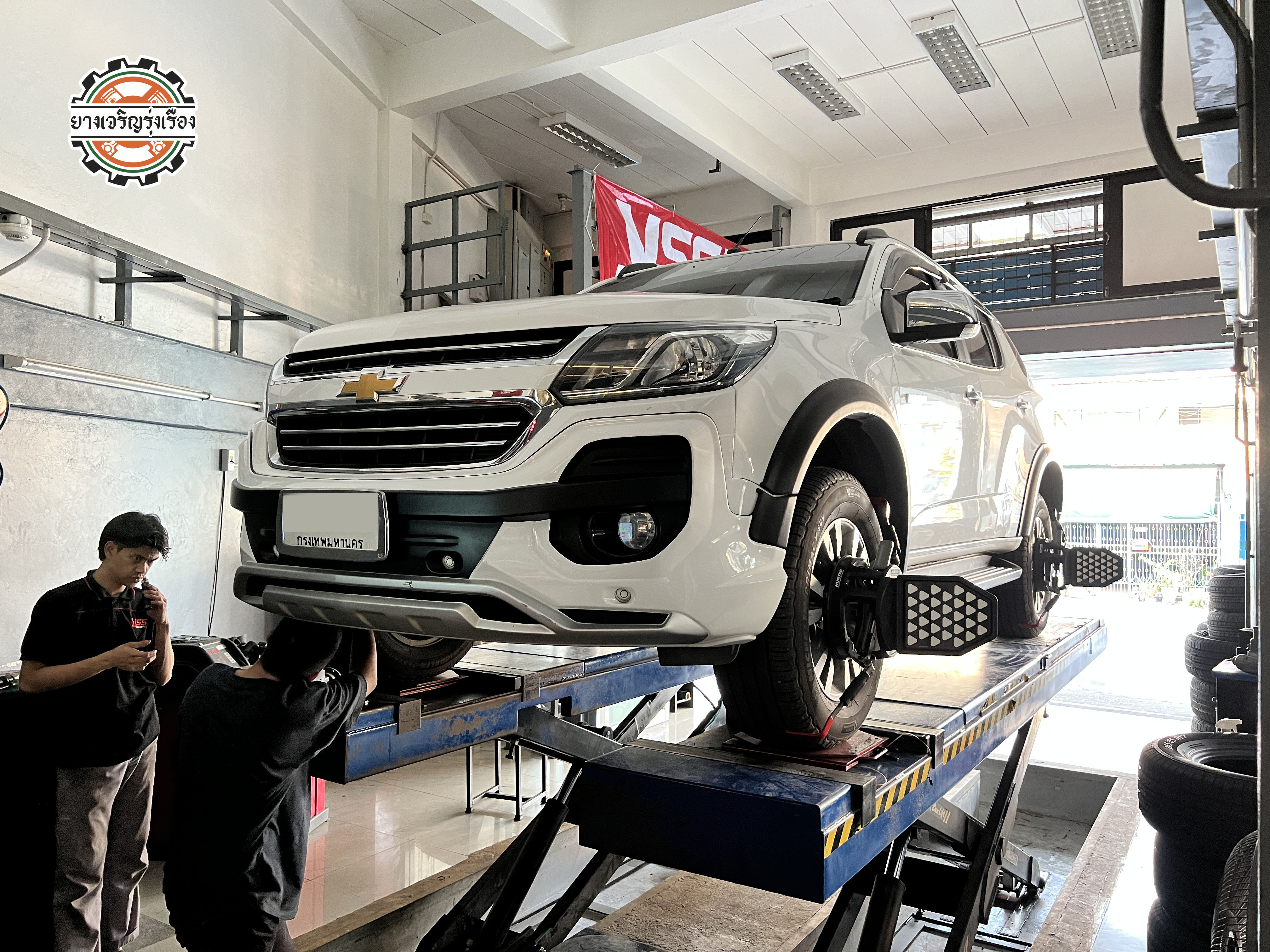 CHEVROLET TRAIBLAZER โช๊คอัพเดิมย้วยส่าย ใช้งานต่อไม่ไหวเวียนหัว อยากได้โช๊คอัพหนึบๆ แก้ไขอาการย้วยที่นั่งด้านหลัง เน้นใช้งานประจำวัน งบน่ารัก จัดให้ครับ [+] YSS DTG กระบอกเหลือง โช๊คอัพชุด หน้าหลัง = 10,900 บาท ล้อเดิม ยางเดิม ก็ขับสนุกได้ [+] พร้อมบริการติดตั้ง + Set up ให้เหมาะกับยาง [+] ขับสนุกด้วยบริการ ตั้งศูนย์ละเอียดให้เหมาะกับการใช้งานและลักษณะของช่วงล่าง --------------------------------- โทร : 08-6544-5963 บุ๊ก และทีมงาน ยินดีต้อนรับครับ 𝙊𝙪𝙧 𝙎𝙚𝙧𝙫𝙞𝙘𝙚 บริการทางร้าน เรารับทำอะไรบ้าง 🔧 ติดตั้งยางแบบไร้รอย 100% 🔧 บริการสลับยาง ตามอายุ 🔧 มียางรถยนต์ทุกยี่ห้อให้เลือกซื้อ 🔧 เช็คช่วงล่าง แก้ปัญหาให้ตรงจุด 🔧 บริการล้างลิ้นปีกผีเสื้อ 🔧 บริการเช็คระยะรถยนต์ 🔧 เปลี่ยนถ่ายของเหลวทั้งระบบ 🔧 ตั้งศูนย์ด้วยเครื่อง HUNTER นำเข้าจาก USA #รถยนต์มีปัญหาไม่รู้ต้องแก้ตรงไหน ทางเรายินดี ตรวจหาปัญหาและหาวิธีแก้ บอกลูกค้าก่อนลงมือทำเสมอราคาเป็นธรรมไม่เอาเปรียบ สบายใจคุณลูกค้า ---------------------------------- ดูแลให้คำปรึกษาทุกปัญหาคาใจ ไม่ทิ้งลูกค้า มีบริการหลังการขาย 【ให้ผู้เชี่ยวชาญของเรา ดูแลรถคุณ】 ร้านยางเจริญรุ่งเรือง ยินดีต้อนรับครับ ---------------------------------- #โช๊คอัพรถยนต์ #monroe #yss #kayaba #profender #ร้านยางเจริญรุ่งเรือง #นนทบุรี #งามวงศ์วาน #amsfix #บริการช่วงล่างรถยนต์ #ซ่อมบำรุงช่วงล่าง #เซทอัพโช๊คอัพรถยนต์