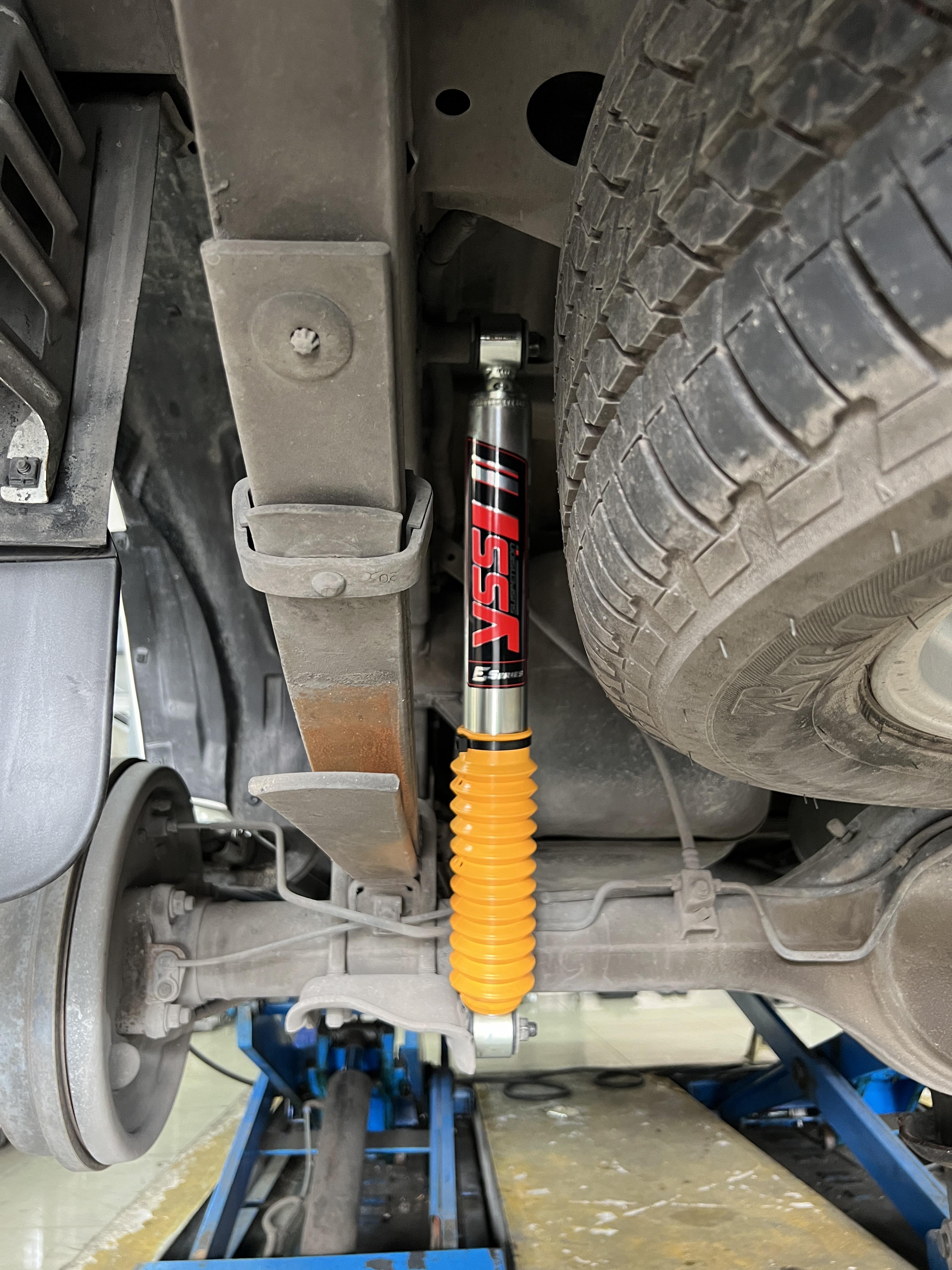 TOYOTA VIGO PRERUNNER เข้ารับบริการเปลี่ยนโช้คอัพ อัพเกรดช่วงล่างในนิ่ง หนึบ นวล พร้อมเปลี่ยนยางรถยนต์ พรีเมี่ยมเน้นใช้งาน เลือกของดี [+] YSS E SERIES +Full set พร้อมสปริง Yss performance monotube วาล์วแปรผันอัตโนมัติ [+] NEXEN RH5 suv นุ่มหนึบ ประกันยาง 1 ปี หรือ 25,000 กม. *เพื่อความสะดวกในการรับบริการ นัดหมายเวลาก่อนเข้ารับบริการทุกครั้งครับ 𝙊𝙪𝙧 𝙎𝙚𝙧𝙫𝙞𝙘𝙚 บริการทางร้านเรารับทำอะไรบ้าง 🔧 มียางรถยนต์ทุกยี่ห้อให้เลือกซื้อ 🔧 โช้คอัพ สปริง 🔧 เช็คช่วงล่าง แก้ปัญหาให้ตรงจุด 🔧 ติดตั้งยางแบบไร้รอย 100% 🔧 บริการสลับยาง ตามอายุ 🔧 บริการล้างลิ้นปีกผีเสื้อ 🔧 บริการเช็คระยะรถยนต์ 🔧 เปลี่ยนถ่ายของเหลวทั้งระบบ 🔧 ตั้งศูนย์ด้วยเครื่อง HUNTER นำเข้าจาก USA สอบถามข้อมูลเพิ่มเติม หรือนัดหมายเข้ารับบริการ ☎️ : 08-6569-1915 ☎️ : 08-6544-5963 Line id : @88rw Tiktok : https://www.tiktok.com/@88rwycrr Youtube : https://youtube.com/@88rw Facebook : https://www.facebook.com/88rwtire Location : https://goo.gl/maps/HrNUAZXPN94KvxZ98?coh=178573&entry=tt #รถยนต์มีปัญหาไม่รู้ต้องแก้ตรงไหน ทางเรายินดี ตรวจหาปัญหาและหาวิธีแก้ บอกลูกค้าก่อนลงมือทำเสมอราคาเป็นธรรมไม่เอาเปรียบ สบายใจคุณลูกค้า ร้านยางเจริญรุ่งเรือง ยินดีต้อนรับครับ