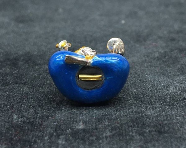 รูปหล่อพระพิฆเนศ รุ่นบันดาลทรัพย์ จัดสราปี ๒๕๖๒ วัดบรมวงศ์อิศรวรารามวรวิหาร ( พระอารามหลวง ) จ.พระนครศรีอยุธยา เนื้อเงินลงยาสีน้ำเงินก้นทองคำ หมายเลข ๙๖