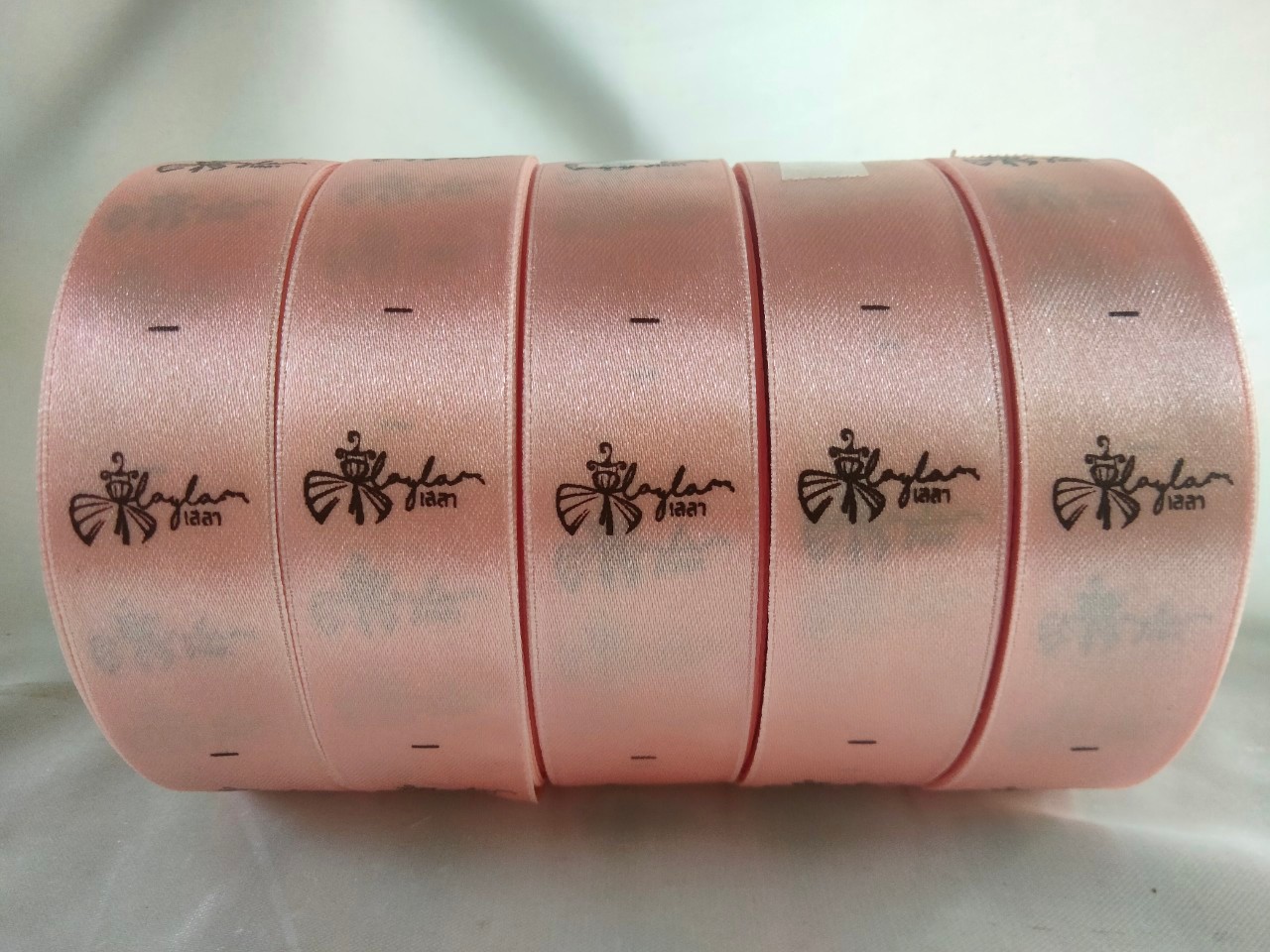 ป้ายคอเสื้อ เนื้อริบบิ้นซาติน 2.5 ซม. ริบบิ้นสีชมพู 64a 1 พิมพ์น้ำตาล 5 ม้วน