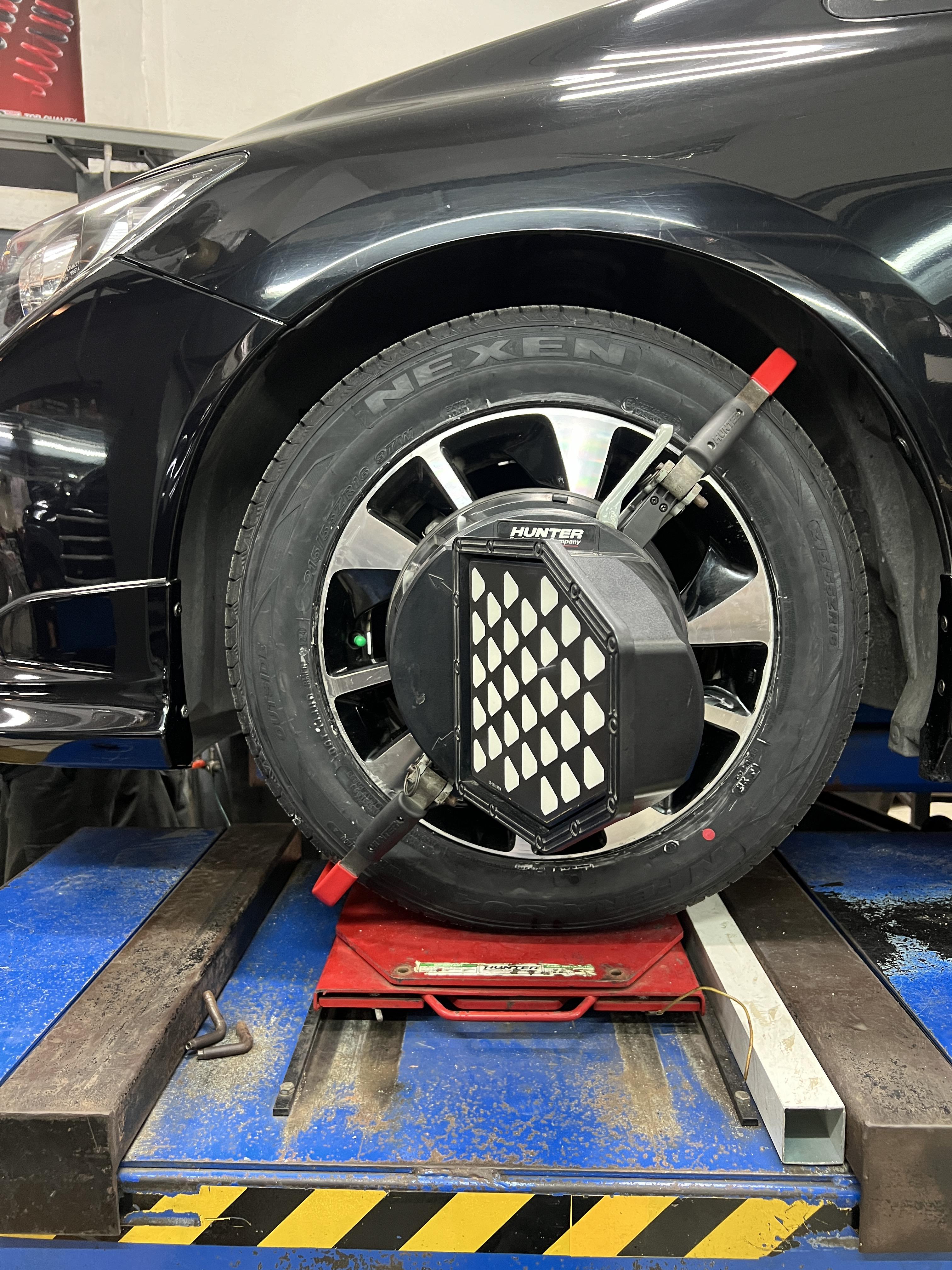 HONDA Civic FB เปลี่ยนยางรถยนต์ ใช้งานประจำวัน [+] NEXEN SU4 215/55R16 *ประกันยาง 1 ปี หรือ 25,000 กม. จากการใช้งาน *นัดหมายก่อนเข้ารับบริการ เพื่อความรวดเร็วครับ 𝙊𝙪𝙧 𝙎𝙚𝙧𝙫𝙞𝙘𝙚 บริการทางร้านเรารับทำอะไรบ้าง 🔧 มียางรถยนต์ทุกยี่ห้อให้เลือกซื้อ 🔧 โช้คอัพ สปริง 🔧 เช็คช่วงล่าง แก้ปัญหาให้ตรงจุด 🔧 ติดตั้งยางแบบไร้รอย 100% 🔧 บริการสลับยาง ตามอายุ 🔧 บริการล้างลิ้นปีกผีเสื้อ 🔧 บริการเช็คระยะรถยนต์ 🔧 เปลี่ยนถ่ายของเหลวทั้งระบบ 🔧 ตั้งศูนย์ด้วยเครื่อง HUNTER นำเข้าจาก USA สอบถามข้อมูลเพิ่มเติม หรือนัดหมายเข้ารับบริการ ☎️ : 08-6569-1915 ☎️ : 08-6544-5963 Line id : @88rw Tiktok : https://www.tiktok.com/@88rwycrr Youtube : https://youtube.com/@88rw Facebook : https://www.facebook.com/88rwtire Location : https://goo.gl/maps/HrNUAZXPN94KvxZ98? #รถยนต์มีปัญหาไม่รู้ต้องแก้ตรงไหน ทางเรายินดี ตรวจหาปัญหาและหาวิธีแก้ บอกลูกค้าก่อนลงมือทำเสมอราคาเป็นธรรมไม่เอาเปรียบ สบายใจคุณลูกค้า ร้านยางเจริญรุ่งเรือง ยินดีต้อนรับครับ