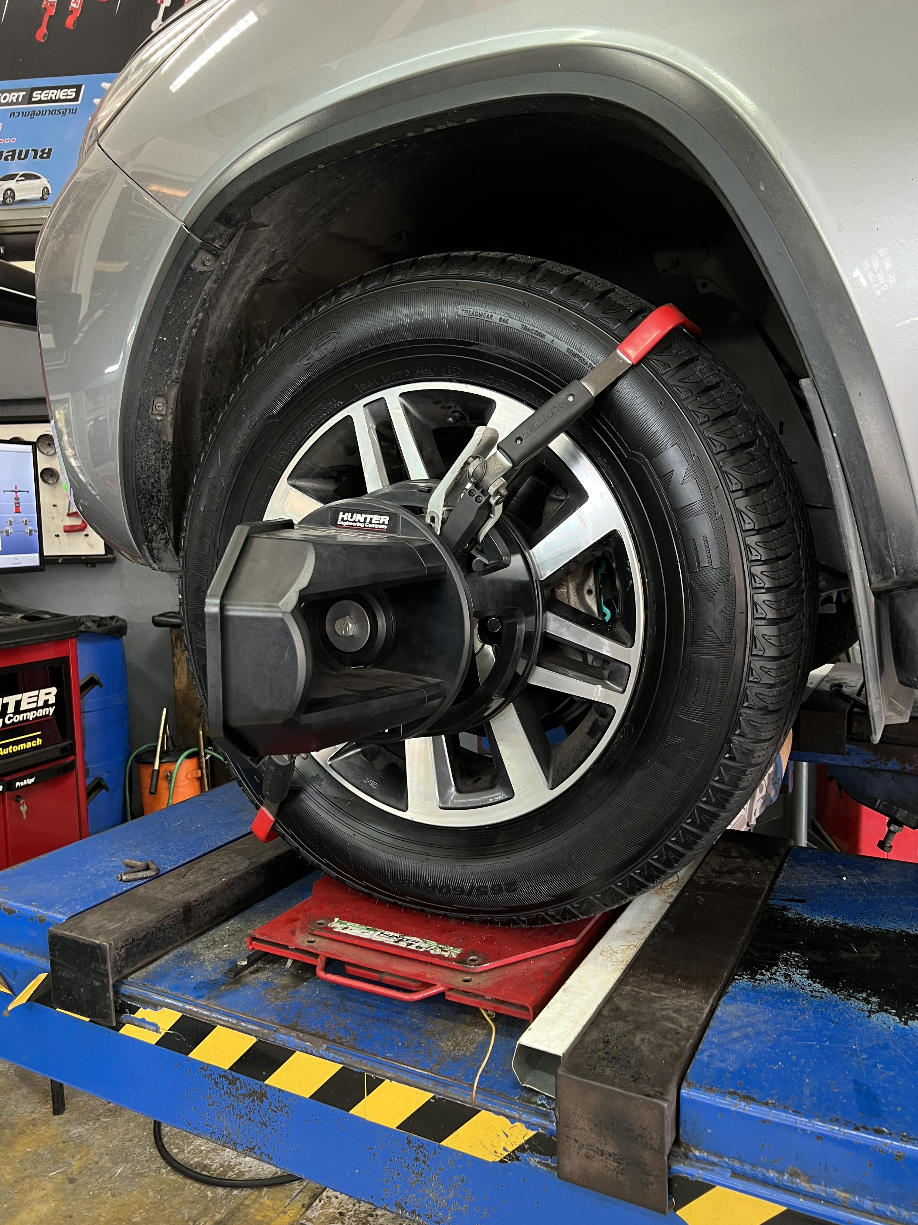 TOYOTA FORTUNER เข้ารับบริการเปลี่ยนยางรถยนต์ [+] NEXEN RH5 265/60R18 [+] NEXZTER PRO SPEC [+] ลูกหมากตอง5 แท้ญี่ปุ่น ครบชุด #ถ่ายให้เป๊ะแชร์ให้ปังกับยางNexen #เส้นต่อไปใช้เน็กเซ็น #nexentirethailand #nexentire #ยางรถยนต์ *เฉาพาะ NEXEN Pirelli ประกันยาง 1 ปี หรือ 25,000 กม. บาด บวม เบียด แตก ระเบิด เปลี่ยนเส้นใหม่ ครับ *เพื่อความรวดเร็วนัดหมายก่อนเข้ารับบริการครับ 𝙊𝙪𝙧 𝙎𝙚𝙧𝙫𝙞𝙘𝙚 บริการทางร้านเรารับทำอะไรบ้าง 👉มียางรถยนต์ทุกยี่ห้อให้เลือกซื้อ 👉โช้คอัพ สปริง 👉เช็คช่วงล่าง แก้ปัญหาให้ตรงจุด 👉ติดตั้งยางแบบไร้รอย 100% 👉บริการสลับยาง ตามอายุ 👉บริการล้างลิ้นปีกผีเสื้อ 👉บริการเช็คระยะรถยนต์ 👉เปลี่ยนถ่ายของเหลวทั้งระบบ 👉ตั้งศูนย์ด้วยเครื่อง HUNTER นำเข้าจาก USA สอบถามข้อมูลเพิ่มเติม หรือนัดหมายเข้ารับบริการ ☎️ : 08-6569-1915 ☎️ : 08-6544-5963 Line id : @88rw Facebook : https://www.facebook.com/88rwtire Location : https://goo.gl/maps/HrNUAZXPN94KvxZ98? #รถยนต์มีปัญหาไม่รู้ต้องแก้ตรงไหน ทางเรายินดี ตรวจหาปัญหาและหาวิธีแก้ บอกลูกค้าก่อนลงมือทำเสมอราคาเป็นธรรม #nexentires