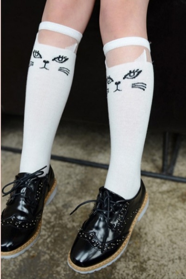 ถุงเท้ายาวเด็กผู้หญิงสีขาว หน้าแมว ผ้ายืดหยุ่นนุ่มนวล ใช้ได้ 4-12 ปี แบบฟรีไซส์ก่อนยืดยาว 16.5 นิ้ว