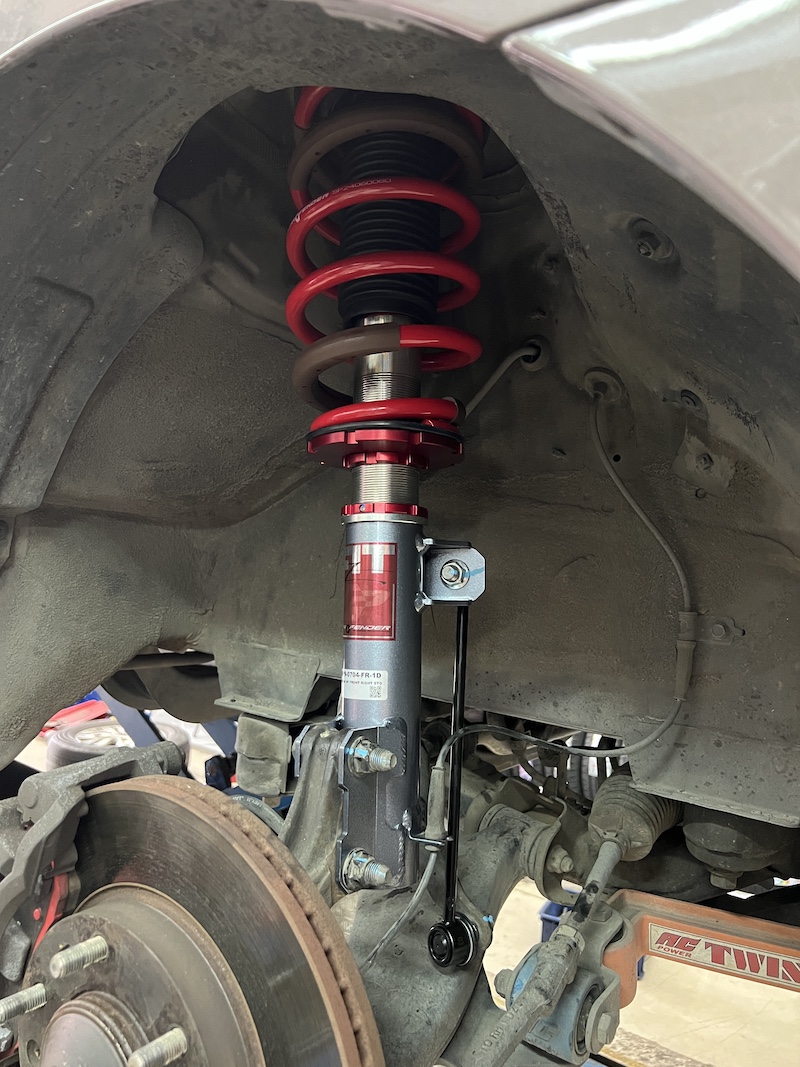“นุ่ม หนึบ มั่นใจ ทุกเส้นทาง” เจ้าของรถตู้ Hyundai H-1 หลายคนเจอปัญหา 👉 รถโคลงเวลาเข้าโค้ง / นั่งแล้วโยน / ผู้โดยสารเวียนหัว โดยเฉพาะเวลาขับทางไกลหรือบรรทุกคนเต็มคัน วันนี้เราแก้ปัญหาด้วยการติดตั้ง โช้คอัพ Profender รุ่น Fitz Series 👇 ✅ จุดเด่น Profender Fitz Series สำหรับ H-1 + ปรับความนุ่มหนึบได้ 16 ระดับ → เลือกฟีลลิ่งได้ตามต้องการ + กระบอกใหญ่ 52 mm. + ลูกสูบ 46 mm. → รองรับรถตู้ที่น้ำหนักมากได้สบาย + ฟีลลิ่ง นุ่มนวลกว่าเดิม ห้องโดยสารนิ่ง ผู้โดยสารไม่เวียนหัว + เข้าโค้งมั่นใจ ช่วงล่างหนึบ ไม่ย้วยแม้ขับเร็ว + เปิดซ่อม/บำรุงรักษาได้ยาวนาน คุ้มค่าในระยะยาว 📌 เหมาะสำหรับ ผู้ใช้รถ Hyundai H-1 ที่เน้นนั่งสบายสำหรับครอบครัว รถตู้วิ่งงาน รับ–ส่งลูกค้า ที่ต้องการความมั่นใจและนุ่มนวลไปพร้อมกัน สอบถามข้อมูลเพิ่มเติม หรือนัดหมายเข้ารับบริการ ☎️ : 08-6569-1915 ☎️ : 08-6544-5963 Line id : @88rw Facebook : https://www.facebook.com/88rwtire Location : https://goo.gl/maps/HrNUAZXPN94KvxZ98 #profenderfitz #ยางรถยนต์นนทบุรี #ช่วงล่างรถยนต์ #โช้คอัพรถยนต์