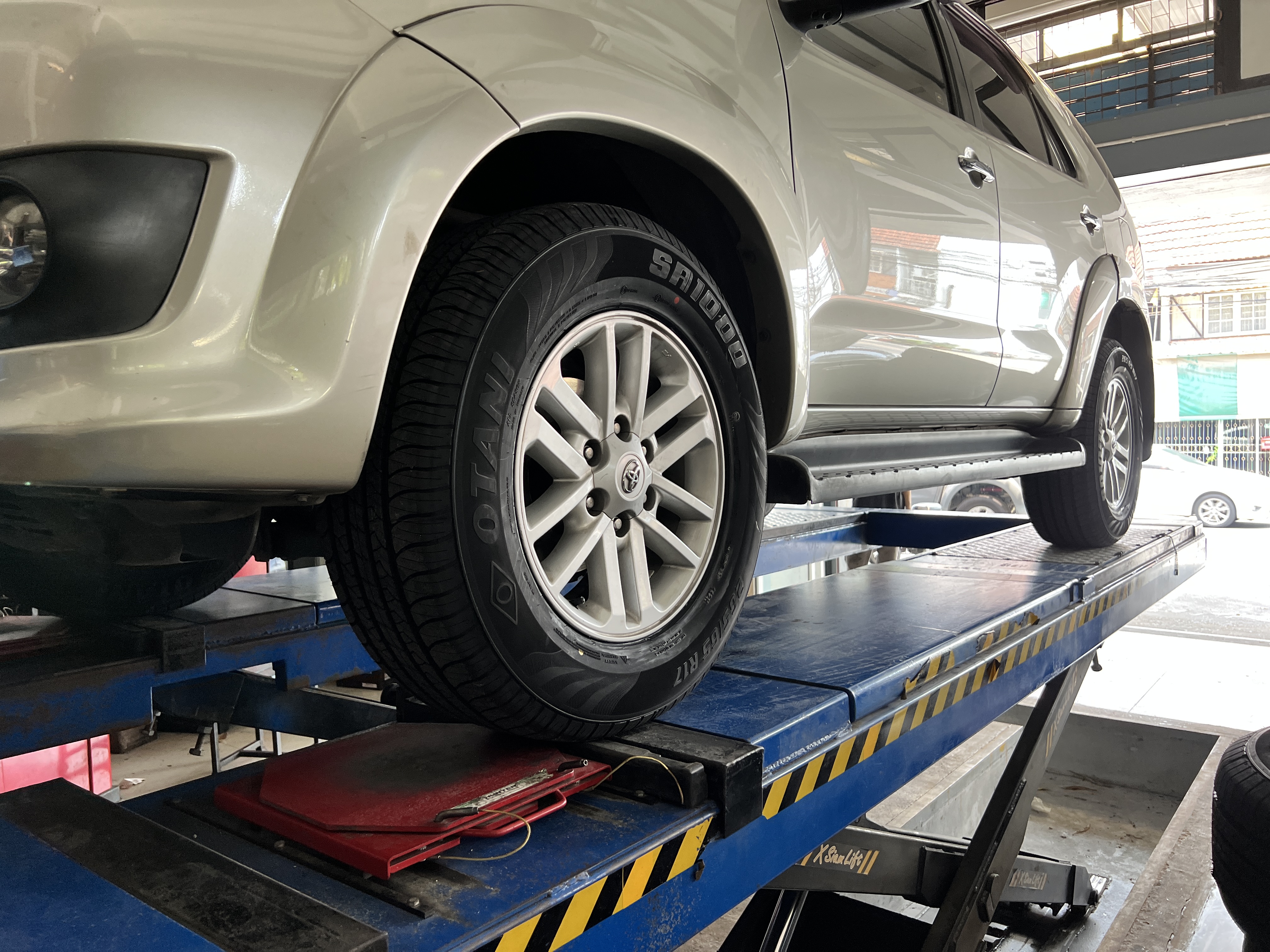 TOYOTA Fortuner ลูกค้าประจำเปลี่ยนยางรถยนต์ใช้งานประจำวัน เน้นใช้งานนุ่มๆ ไม่ได้ลุยอะไร [+] OTANI SA1000 HT [+] ขนาด 265/65R17 โปรโมชั่นราคาพิเศษ ติดต่อสอบถามเพิ่มเติม โทร : 08-6569-1915 บุ๊ก และทีมงาน ยินดีต้อนรับครับ 𝙊𝙪𝙧 𝙎𝙚𝙧𝙫𝙞𝙘𝙚 บริการทางร้าน เรารับทำอะไรบ้าง 🔧 ติดตั้งยางแบบไร้รอย 100% 🔧 บริการสลับยาง ตามอายุ 🔧 มียางรถยนต์ทุกยี่ห้อให้เลือกซื้อ 🔧 เช็คช่วงล่าง แก้ปัญหาให้ตรงจุด 🔧 บริการล้างลิ้นปีกผีเสื้อ 🔧 บริการเช็คระยะรถยนต์ 🔧 เปลี่ยนถ่ายของเหลวทั้งระบบ 🔧 ตั้งศูนย์ด้วยเครื่อง HUNTER นำเข้าจาก USA สอบถามข้อมูลเพิ่มเติม หรือนัดหมายเข้ารับบริการ Tel : 08-6569-1915 Tel : 08-6544-5963 Line id : @88rw Tiktok : https://www.tiktok.com/@88rwycrr Youtube : https://youtube.com/@88rw Facebook : https://www.facebook.com/otaninon Location : https://goo.gl/maps/HrNUAZXPN94KvxZ98?coh=178573&entry=tt #รถยนต์มีปัญหาไม่รู้ต้องแก้ตรงไหน ทางเรายินดี ตรวจหาปัญหาและหาวิธีแก้ บอกลูกค้าก่อนลงมือทำเสมอราคาเป็นธรรมไม่เอาเปรียบ สบายใจคุณลูกค้า ---------------------------------- ดูแลให้คำปรึกษาทุกปัญหาคาใจ ไม่ทิ้งลูกค้า มีบริการหลังการขาย 【ให้ผู้เชี่ยวชาญของเรา ดูแลรถคุณ】 ร้านยางเจริญรุ่งเรือง ยินดีต้อนรับครับ #ยางรถยนต์ #OTANI #sa1000