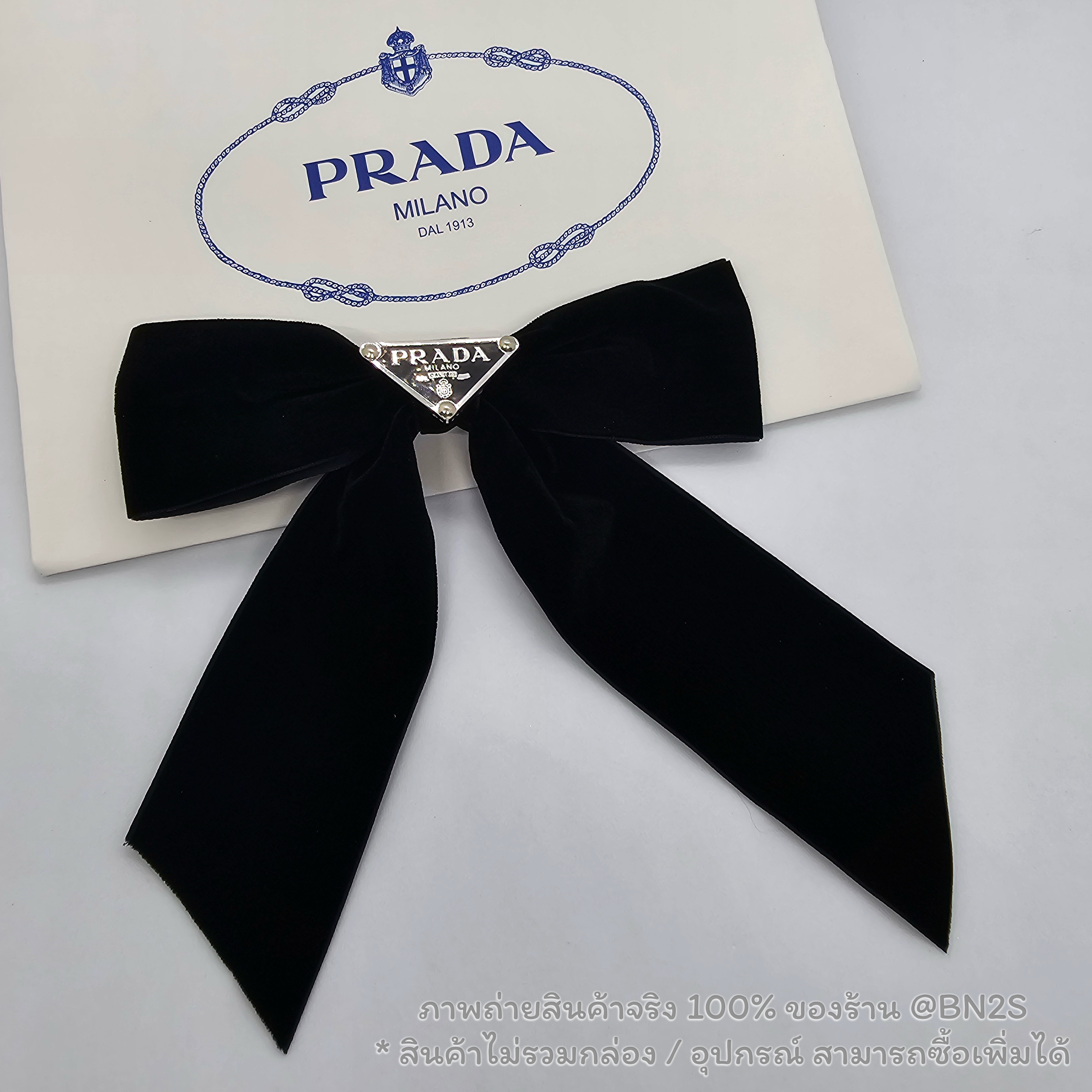 สีดำ| กิ๊บหนีบผมโบว์ ปราด้า New Season Prada triangle-logo bow velvet hair clip งานผ้าหนังกลับ มีสองสี ถ่ายจากงานจริง โลโก้ขาว โลโก้ ดำ ไม่มีกล่อง อุปกรณ์
