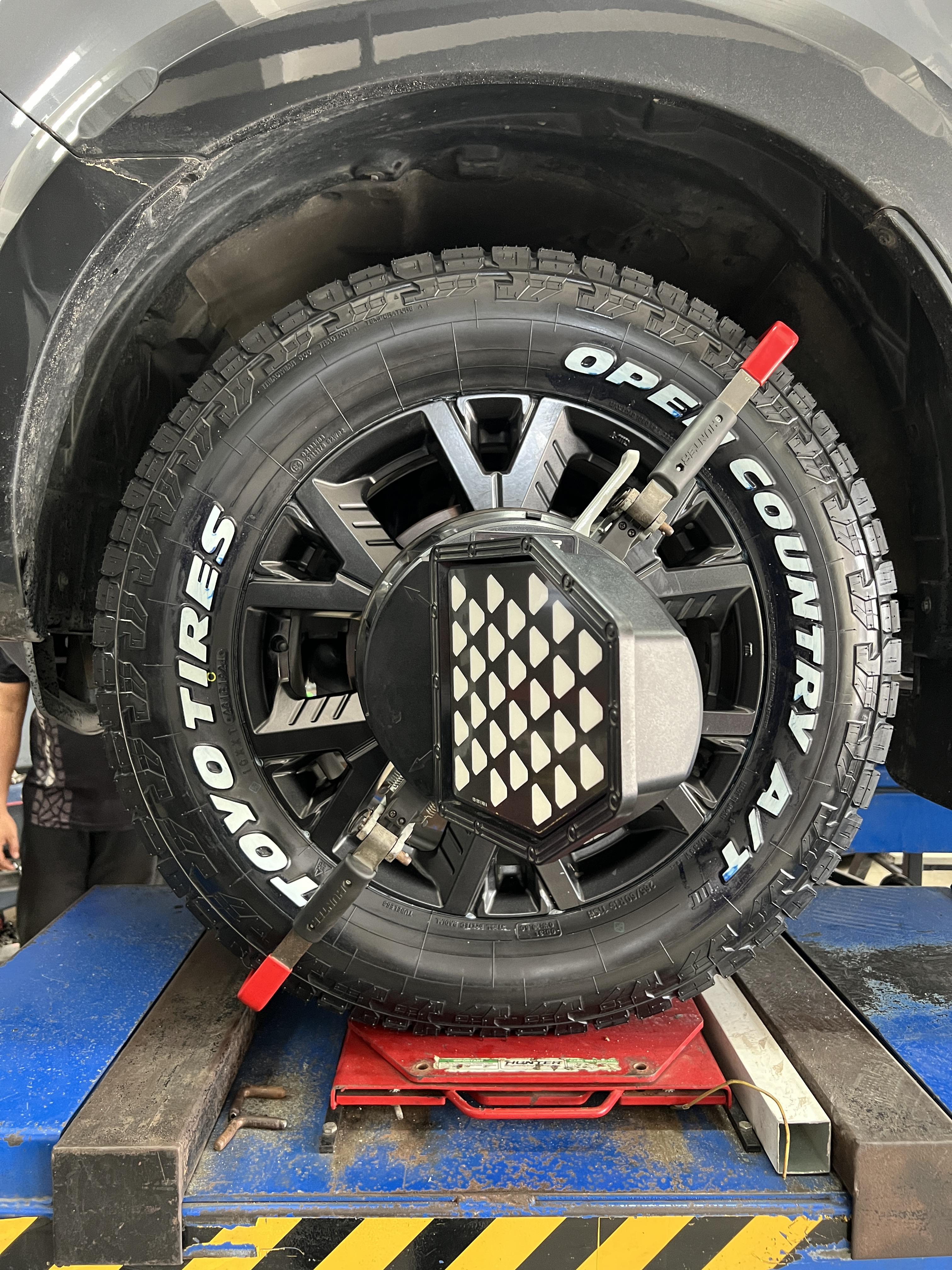ISUZU DMAX เข้ารับบริการเปลี่ยนยางรถยนต์ ใช้งานประจำวัน [+] TOYO OPENCOUNTRY AT3 265/60R18 *นัดหมายก่อนเข้ารับบริการ เพื่อความรวดเร็วครับ 𝙊𝙪𝙧 𝙎𝙚𝙧𝙫𝙞𝙘𝙚 บริการทางร้านเรารับทำอะไรบ้าง 🔧 มียางรถยนต์ทุกยี่ห้อให้เลือกซื้อ 🔧 โช้คอัพ สปริง 🔧 เช็คช่วงล่าง แก้ปัญหาให้ตรงจุด 🔧 ติดตั้งยางแบบไร้รอย 100% 🔧 บริการสลับยาง ตามอายุ 🔧 บริการล้างลิ้นปีกผีเสื้อ 🔧 บริการเช็คระยะรถยนต์ 🔧 เปลี่ยนถ่ายของเหลวทั้งระบบ 🔧 ตั้งศูนย์ด้วยเครื่อง HUNTER นำเข้าจาก USA สอบถามข้อมูลเพิ่มเติม หรือนัดหมายเข้ารับบริการ ☎️ : 08-6569-1915 ☎️ : 08-6544-5963 Line id : @88rw Tiktok : https://www.tiktok.com/@88rwycrr Youtube : https://youtube.com/@88rw Facebook : https://www.facebook.com/88rwtire Location : https://goo.gl/maps/HrNUAZXPN94KvxZ98? #รถยนต์มีปัญหาไม่รู้ต้องแก้ตรงไหน ทางเรายินดี ตรวจหาปัญหาและหาวิธีแก้ บอกลูกค้าก่อนลงมือทำเสมอราคาเป็นธรรมไม่เอาเปรียบ สบายใจคุณลูกค้า ร้านยางเจริญรุ่งเรือง ยินดีต้อนรับครับ