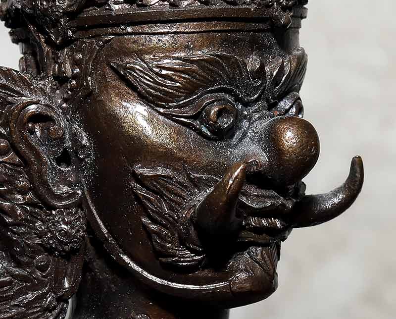 ท้าวเวสสุวรรณ เป็นราชาแห่งยักษ์ และภูตภีปีศาจทั้งหลายให้อยู่ในอำนาจพุทธกาล จตุโลกาบาลทั้งสี่ผู้ดูแลความสงบสุขทั่วพื้นพิภพ จัดสร้างโดยหลวงพ่อฟู วัดบางสมัคร ฉะเชิงเทรา ปี ๒๕๕๔ เนื้อทองเหลืองรมมันปู หมายเลข ๓๕๖ มีใบรับรอพระแท้