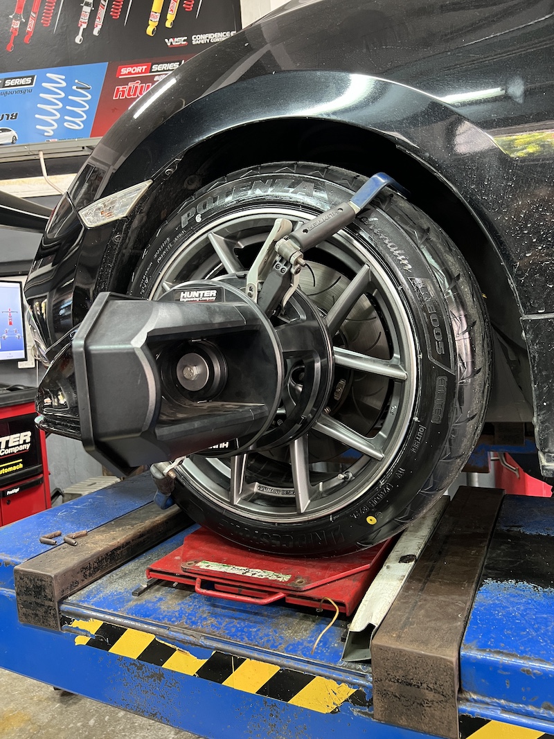 HONDA CIVIC FC เปลี่ยนยางใช้งานประจำวัน [+] Bridgestone Adrenalin Re005 225/45R18 พร้อมบริการติดตั้ง ถ่วงล้อ เติมลมไนโตรเจน และ ตั้งศูนย์ 📌 สอบถามข้อมูลเพิ่มเติม หรือนัดหมายเข้ารับบริการ ☎️ : 08-6569-1915 ☎️ : 08-6544-5963 💬 Line id : @88rw 📍 Location : https://goo.gl/maps/HrNUAZXPN94KvxZ98 🌐 Facebook : https://www.facebook.com/88rwtire #ยางรถยนต์ #bridgestone #re005 #HONDACIVICFC