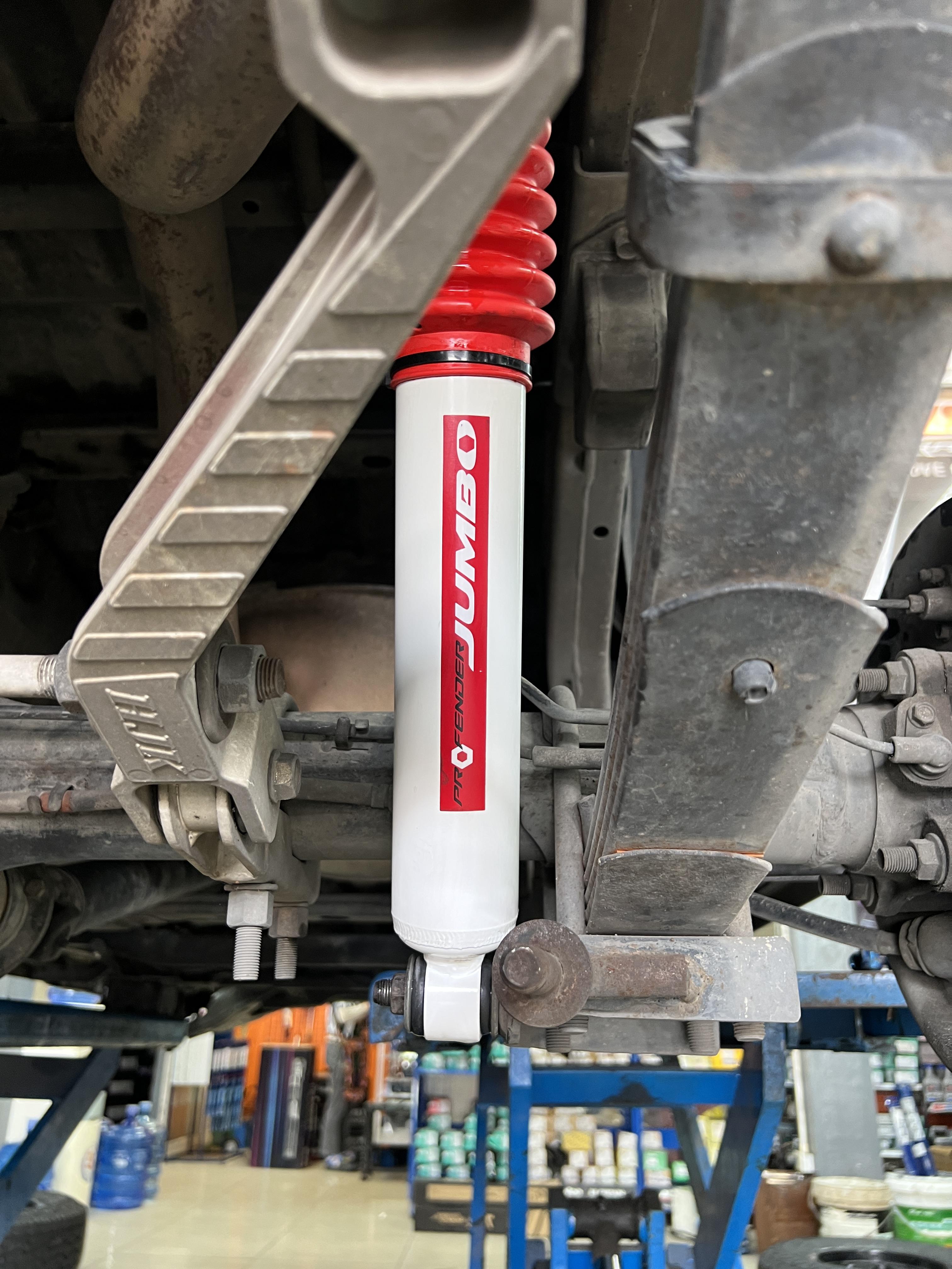 เจ้าของ Isuzu MU-7 ที่อยากให้รถพร้อมลุยทุกเส้นทาง ทั้งในเมืองและสายผจญภัย เรามีชุดอัปเกรดที่ครบจบในที่เดียว! ติดตั้งโช้คอัพ Profender JUMBO และยาง Nexen AT RA8 265/70R16 พร้อมบริการติดตั้งและตั้งศูนย์ สิ่งที่ลูกค้าจะได้รับ: + ช่วงล่างสุดแกร่ง: โช้คอัพ Profender JUMBO ที่มีขนาดกระบอกและลูกสูบใหญ่พิเศษ ทนทานสุดๆ และยังคงความนุ่มนวล + พร้อมลุยทุกสภาพถนน: ยาง Nexen AT RA8 ที่ให้สมรรถนะยอดเยี่ยมบนถนนเปียกและแห้ง พร้อมลายดอกยางที่ออกแบบมาเพื่อการยึดเกาะที่ดีบนทุกสภาพผิว + ความนุ่มนวลที่เหนือกว่า: ชุดนี้ช่วยให้การขับขี่นุ่มนวลและสบายขึ้นอย่างเห็นได้ชัด + จบครบในที่เดียว: ทีมช่างผู้เชี่ยวชาญดูแลการติดตั้งอย่างพิถีพิถัน พร้อมบริการตั้งศูนย์ด้วยเครื่องมือที่ทันสมัยที่สุด เหมาะสำหรับใคร? + เจ้าของ MU-7 ที่เน้นความแข็งแกร่งและใช้งานรถอย่างสมบุกสมบัน + ผู้ที่ต้องการอัปเกรดความปลอดภัยและสมรรถนะให้กับรถเพื่อการเดินทางที่มั่นใจยิ่งขึ้น 👉 ยกระดับรถคุณให้พร้อมลุย ด้วยบริการติดตั้งชุดใหญ่จาก #ยางเจริญรุ่งเรือง 📌 สอบถามข้อมูลเพิ่มเติม หรือนัดหมายเข้ารับบริการ ☎️ : 08-6569-1915 ☎️ : 08-6544-5963 💬 Line id : @88rw 📍 Location : https://goo.gl/maps/HrNUAZXPN94KvxZ98 🌐 Facebook : https://www.facebook.com/88rwtire #Isuzu #MU7 #Profender #ProfenderJUMBO #Nexen #NexenATRA8 #ยางรถยนต์ #โช้คอัพ #ช่วงล่าง #ยางเจริญรุ่งเรือง #นนทบุรี #งามวงศ์วาน #ยางรถยนต์นนทบุรี #ช่วงล่างรถยนต์ #โช้คอัพรถยนต์