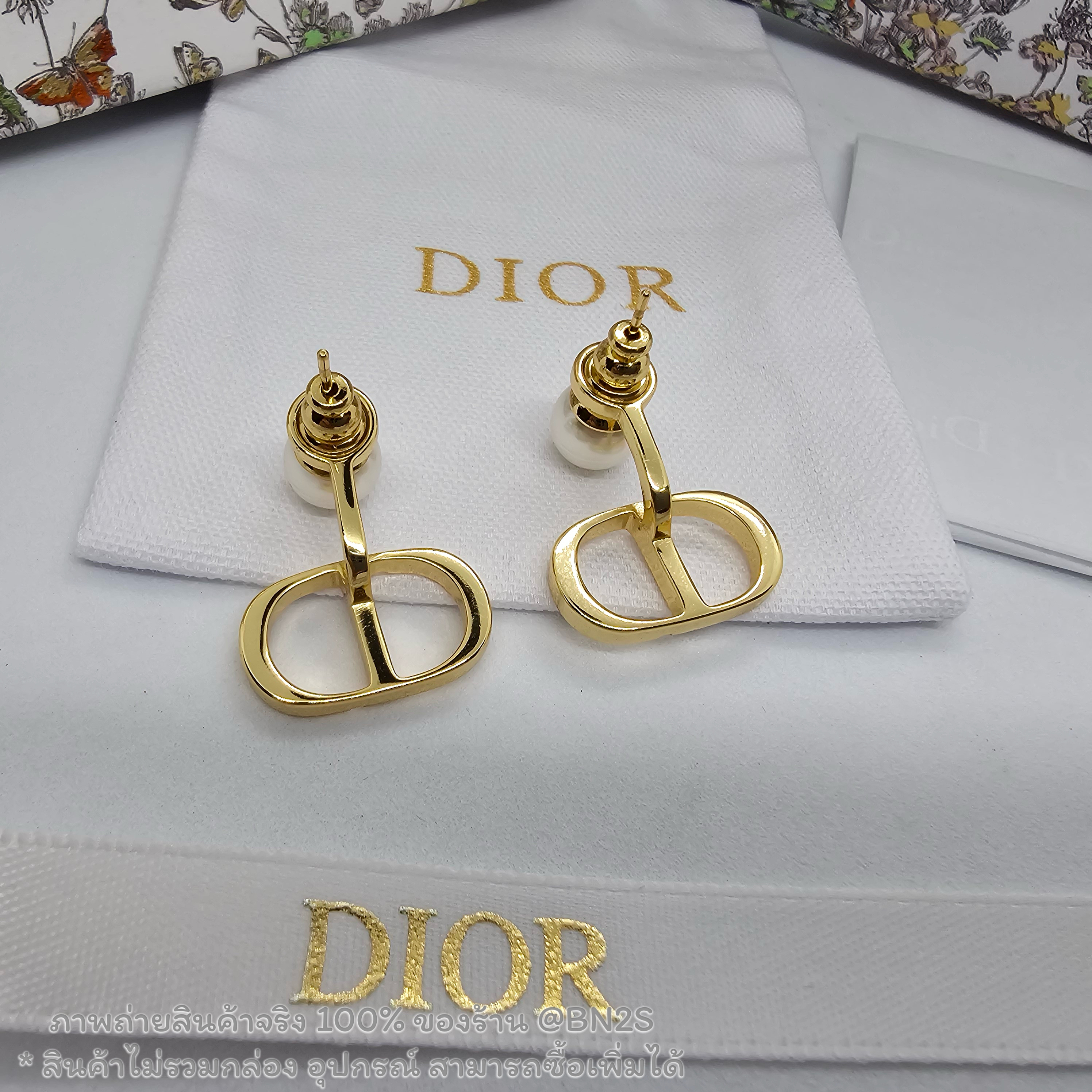 [ออริ] ต่างหูไข่มุก จี้ Chiristain Dior ทับหลัง อะไหล่สีทอง งานดีสุด รับประกันความสวย ภาพจากงานจริง 100% ยังไม่มีคะแนน