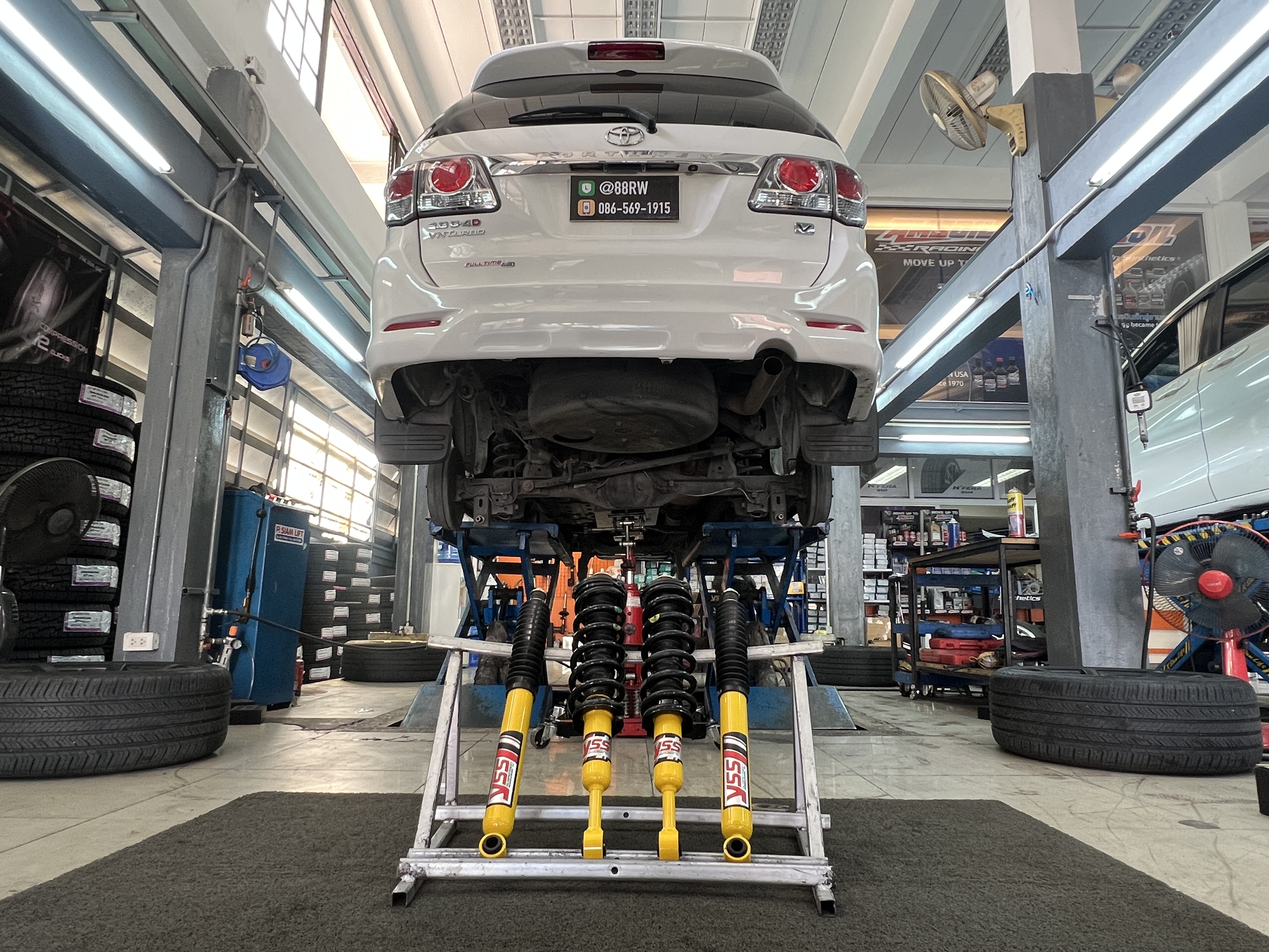 TOYOTA FORTUNER เข้ารับบริการเปลี่ยนโช้คอัพ ใช้งานประจำวัน ต้องการนุ่มนวล นั่งสบาย [+] YSS DTG สอบถามข้อมูลเพิ่มเติม หรือ นัดหมายเข้ารับบริการ โทร. 08-6569-1915 Location : https://goo.gl/maps/HrNUAZXPN94KvxZ98? รถยนต์มีปัญหาไม่รู้ต้องแก้ตรงไหน ทางเรายินดี ตรวจหาปัญหาและหาวิธีแก้ บอกลูกค้าก่อนลงมือทำเสมอด้วยราคาเป็นธรรม เวลาบริการ วันจันทร์-วันอาทิตย์ 09:00 น. - 17.30 น. #yssdtg #ToyotaFortuner #โช้คอัพ #ช่วงล่าง #โช๊ค #ยางรถยนต์