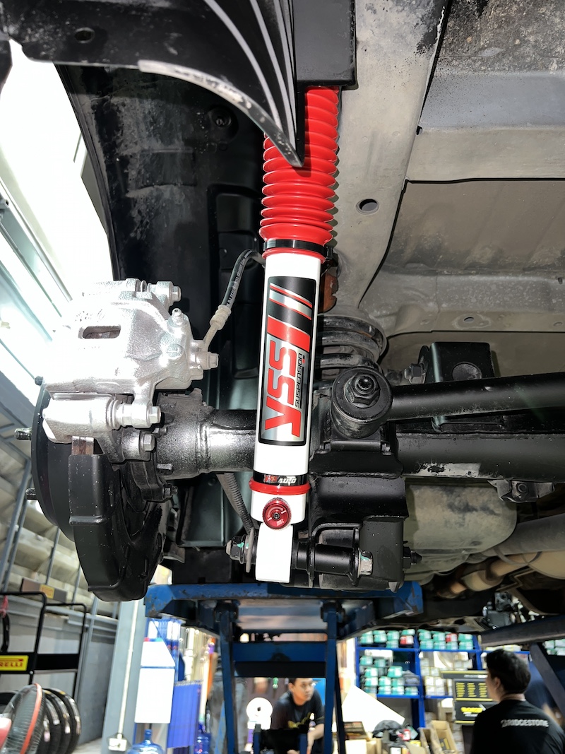 Hyundai H1 เข้ารับบริการอัพเกรดช่วงล่าง ใช้งานประจำวัน ลดอาการย้วยส่าย ✅ คู่หน้า Monroe OE Spectrum: เน้นความ นุ่มนวล สบายสไตล์รถยุโรป ลดแรงสั่นสะเทือนในห้องโดยสาร ✅ คู่หลัง YSS DTG Plus (ปรับ 7 ระดับ): โช้คอัพหลังปรับได้ 7 ระดับ เพิ่มความ หนึบแน่น และมั่นคงเมื่อบรรทุกผู้โดยสาร ✅ ลูกหมากชุดใหญ่ (ตอง 5 ญี่ปุ่นแท้): เปลี่ยนทั้ง ลูกหมากคันชัก, ลูกหมากกันโคลง และลูกหมากแร็ค เพื่อคืนความแม่นยำในการควบคุม และความทนทาน ✅ ปีกนกล่างตรงรุ่น: เปลี่ยนใหม่เพื่อความแข็งแรงของช่วงล่างด้านหน้า สิ่งที่จะได้รับหลังจากติดตั้ง: ความนิ่งและสบาย: รถโคลงเคลงน้อยลง ผู้โดยสารแถวหลังนั่งสบายยิ่งขึ้น ควบคุมแม่นยำ: พวงมาลัยตอบสนองดีขึ้น หายขาดจากอาการหลวมหรือโยน อะไหล่คุณภาพพรีเมียม: มั่นใจในคุณภาพของแบรนด์ Monroe, YSS และ Sankei 555 จบครบในที่เดียว: ติดตั้ง Setup และตั้งศูนย์โดยทีมช่างผู้เชี่ยวชาญ เหมาะสำหรับใคร? เจ้าของ H1 ที่เน้นความสบายของผู้โดยสารเป็นหลัก ผู้ที่ต้องการฟื้นฟูช่วงล่างให้กลับมาสมบูรณ์และมั่นใจในการเดินทางไกล 👉 ยกระดับรถตู้ของคุณให้ขับขี่ปลอดภัยและสบายที่สุด! นัดหมายเข้ารับบริการได้เลยครับ 📌 สอบถามข้อมูลเพิ่มเติม หรือนัดหมายเข้ารับบริการ ☎️ : 08-6569-1915 ☎️ : 08-6544-5963 💬 Line id : @88rw 📍 Location : https://goo.gl/maps/HrNUAZXPN94KvxZ98 🌐 Facebook : https://www.facebook.com/88rwtire #Hyundai #H1 #รถตู้ #Monroe #YSS #DTGPlus #ลูกหมาก #555 #ช่วงล่าง #ยางเจริญรุ่งเรือง #นนทบุรี #งามวงศ์วาน