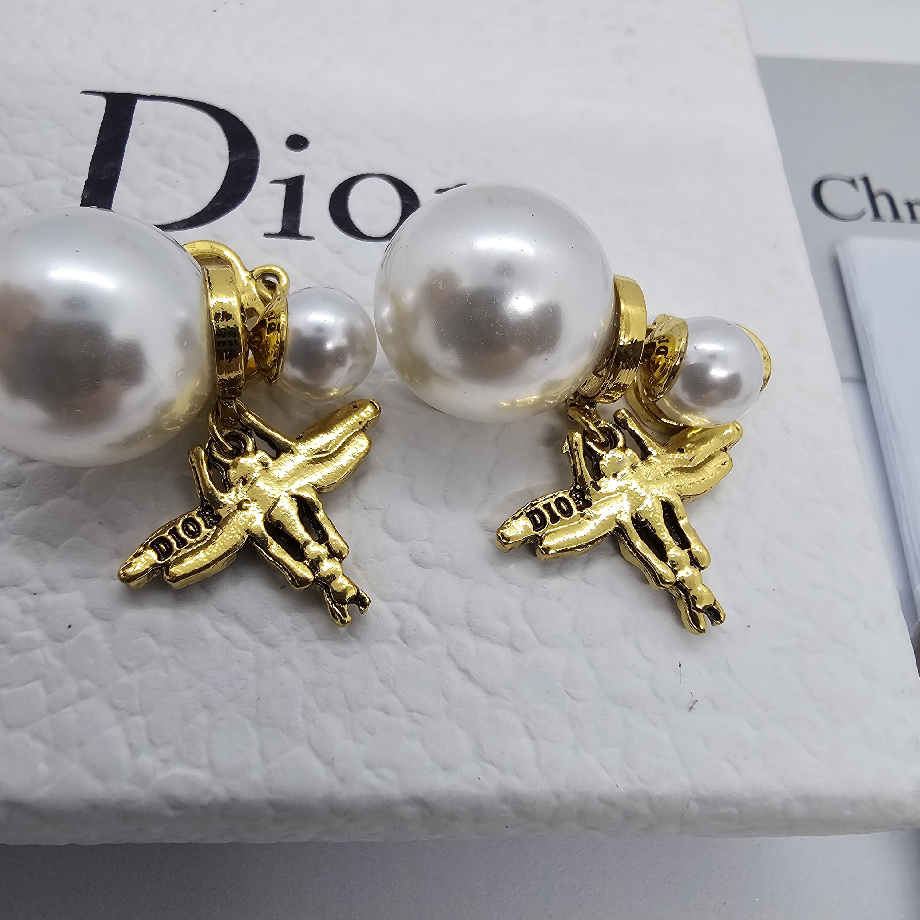 Dior ต่างหู รุ่น PEARL AND BEE TRIBALES EARRINGS ต่างหูดิออ CD ลายผึ้น วินเทจ งานปั๊มโลโก้ อะไหล่สีทองรมดำ ประดับด้วยไข่มุก ราคา 169฿ ไม่รวมกล่องอุปกรณ์