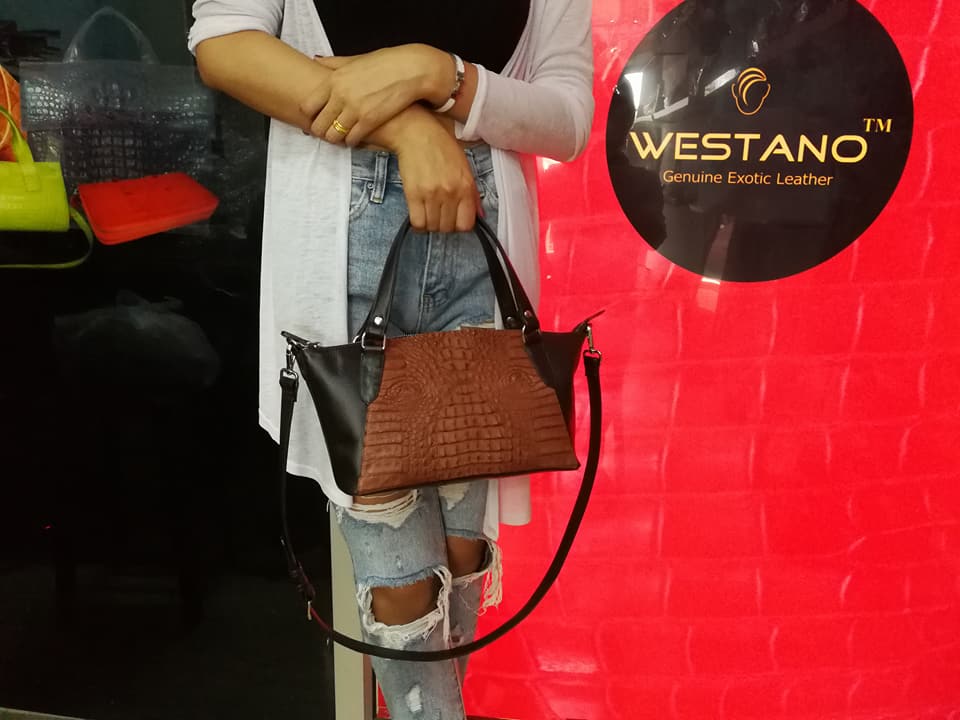 กระเป๋าถือหนังจระเข้แท้ สีน้ำตาลเข้ม รหัส CRW1217W-10-BR