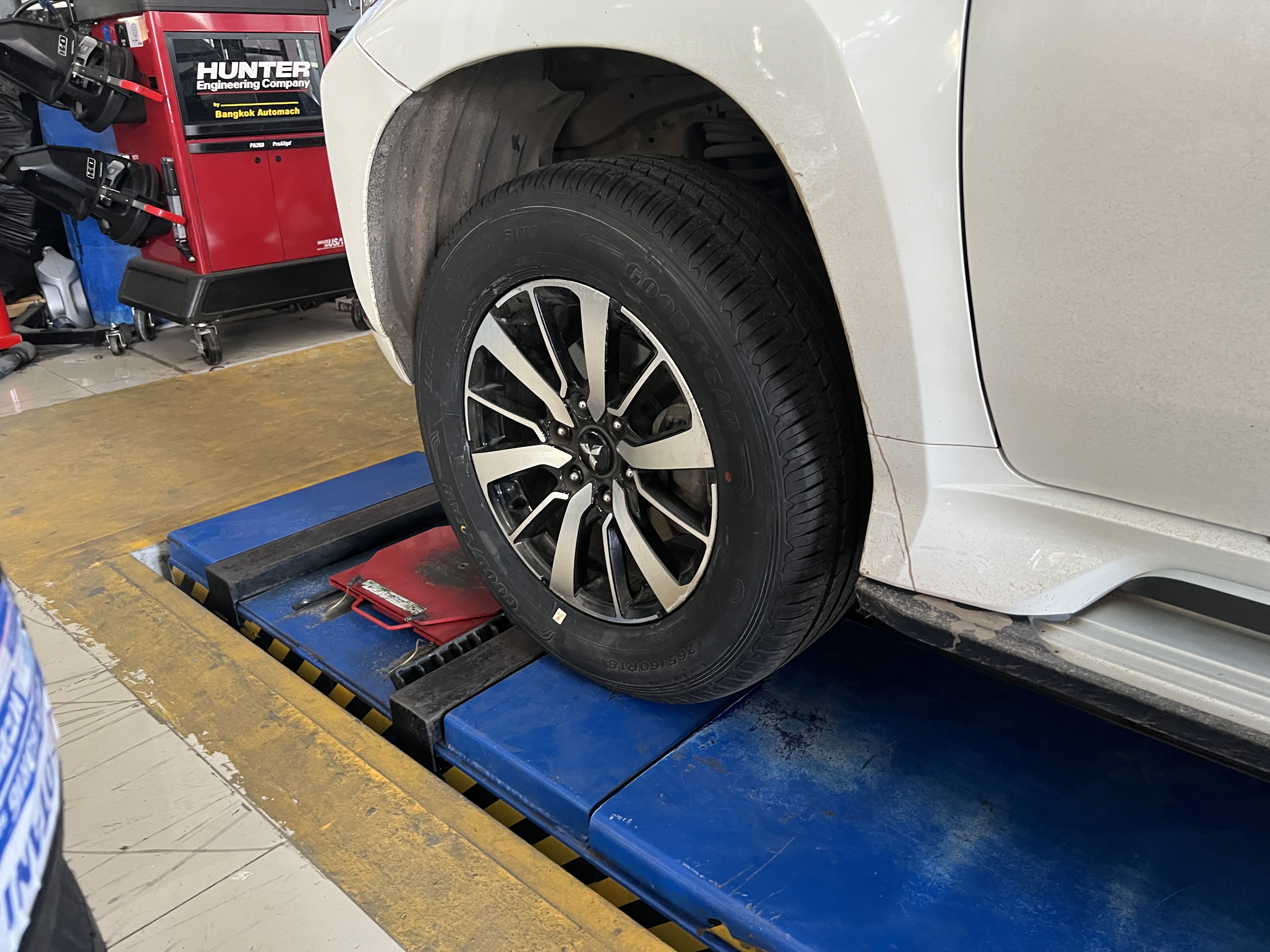 MITSUBISHI PAJERO ติดตามคลิป YOUTUBE ของร้าน เลือกใช้งานยางนุ่มนวล หนึบกระชับ ปลอดภัย ชมคลิปรีวิวยาง : https://www.youtube.com/watch?v=OZtr2qifpOU [+] GOODYEAR EFFICIENTGRIP PERFORMANCE SUV [+] ขนาด 265/60R18 โปรโมชั่นราคาพิเศษ ติดต่อสอบถามเพิ่มเติม โทร : 08-6569-1915 บุ๊ก และทีมงาน ยินดีต้อนรับครับ 𝙊𝙪𝙧 𝙎𝙚𝙧𝙫𝙞𝙘𝙚 บริการทางร้าน เรารับทำอะไรบ้าง 🔧 ติดตั้งยางแบบไร้รอย 100% 🔧 บริการสลับยาง ตามอายุ 🔧 มียางรถยนต์ทุกยี่ห้อให้เลือกซื้อ 🔧 เช็คช่วงล่าง แก้ปัญหาให้ตรงจุด 🔧 บริการล้างลิ้นปีกผีเสื้อ 🔧 บริการเช็คระยะรถยนต์ 🔧 เปลี่ยนถ่ายของเหลวทั้งระบบ 🔧 ตั้งศูนย์ด้วยเครื่อง HUNTER นำเข้าจาก USA #รถยนต์มีปัญหาไม่รู้ต้องแก้ตรงไหน ทางเรายินดี ตรวจหาปัญหาและหาวิธีแก้ บอกลูกค้าก่อนลงมือทำเสมอราคาเป็นธรรมไม่เอาเปรียบ สบายใจคุณลูกค้า ---------------------------------- ดูแลให้คำปรึกษาทุกปัญหาคาใจ ไม่ทิ้งลูกค้า มีบริการหลังการขาย 【ให้ผู้เชี่ยวชาญของเรา ดูแลรถคุณ】 ร้านยางเจริญรุ่งเรือง ยินดีต้อนรับครับ #ยางรถยนต์ #goodyear #efficientgrip #suv #performance