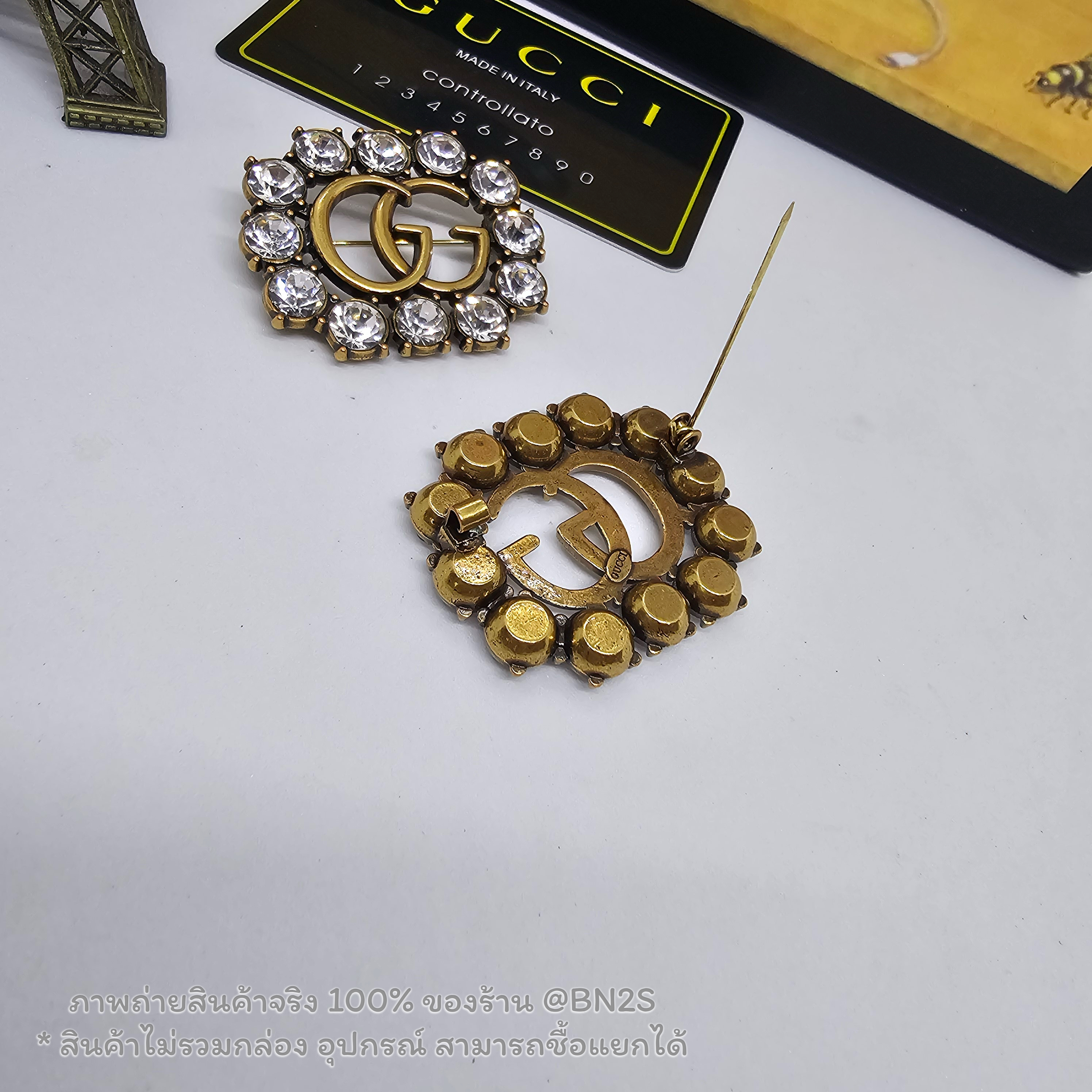 เข็มกลัด Gucci Metal Double G brooch with crystals งานชนช๊อป อะไหล่ทองรมดำ GG ล้อมเพชร งานสวยเกรด High End รับรองไม่ผิดหวัง
