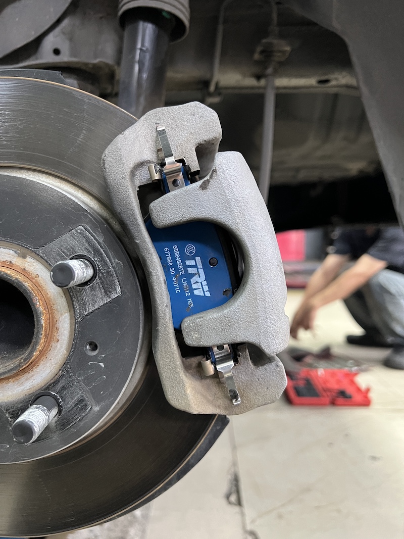 BYD Dolphin Standard 🐬 อัปเกรดความมั่นใจในการหยุดรถ ติดตั้ง TRW Electric Blue Brake Pads ผ้าเบรกที่ออกแบบมาเพื่อ รถยนต์ไฟฟ้า (EV) โดยเฉพาะ 🔵 ทำไมเจ้าของรถ EV ต้องเลือก TRW Electric Blue? ✅ เงียบกว่า ลดเสียงรบกวน เหมาะกับ EV ที่ไร้เสียงเครื่องยนต์ ✅ ฝุ่นน้อย ล้อสะอาดนาน ไม่เลอะง่าย ✅ ทนความร้อนสูง รองรับน้ำหนักรถ EV ได้สบาย ✅ วัสดุ Copper-Free เป็นมิตรต่อสิ่งแวดล้อม ✅ มาตรฐานยุโรปจาก ZF Aftermarket ✨ หลังติดตั้ง: เบรกนุ่ม เงียบ มั่นใจยิ่งกว่าเดิม ทั้งการขับในเมืองและเดินทางไกล 🚗⚡ 👉 ถ้าคุณใช้ BYD Dolphin Standard ถึงเวลาเลือกผ้าเบรกที่ถูกออกแบบมาสำหรับรถคุณแล้ว #BYDDolphin #TRWElectricBlue #EVBrakePads #ZFAftermarket #มั่นใจทุกการเดินทาง สอบถามข้อมูลเพิ่มเติม หรือนัดหมายเข้ารับบริการ ☎️ : 08-6569-1915 ☎️ : 08-6544-5963 Line id : @88rw Facebook : https://www.facebook.com/88rwtire Location : https://goo.gl/maps/HrNUAZXPN94KvxZ98 #BYDDolphin #TRWElectricBlue #EVBrakePads #ยางรถยนต์นนทบุรี #ช่วงล่างรถยนต์ #โช้คอัพรถยนต์