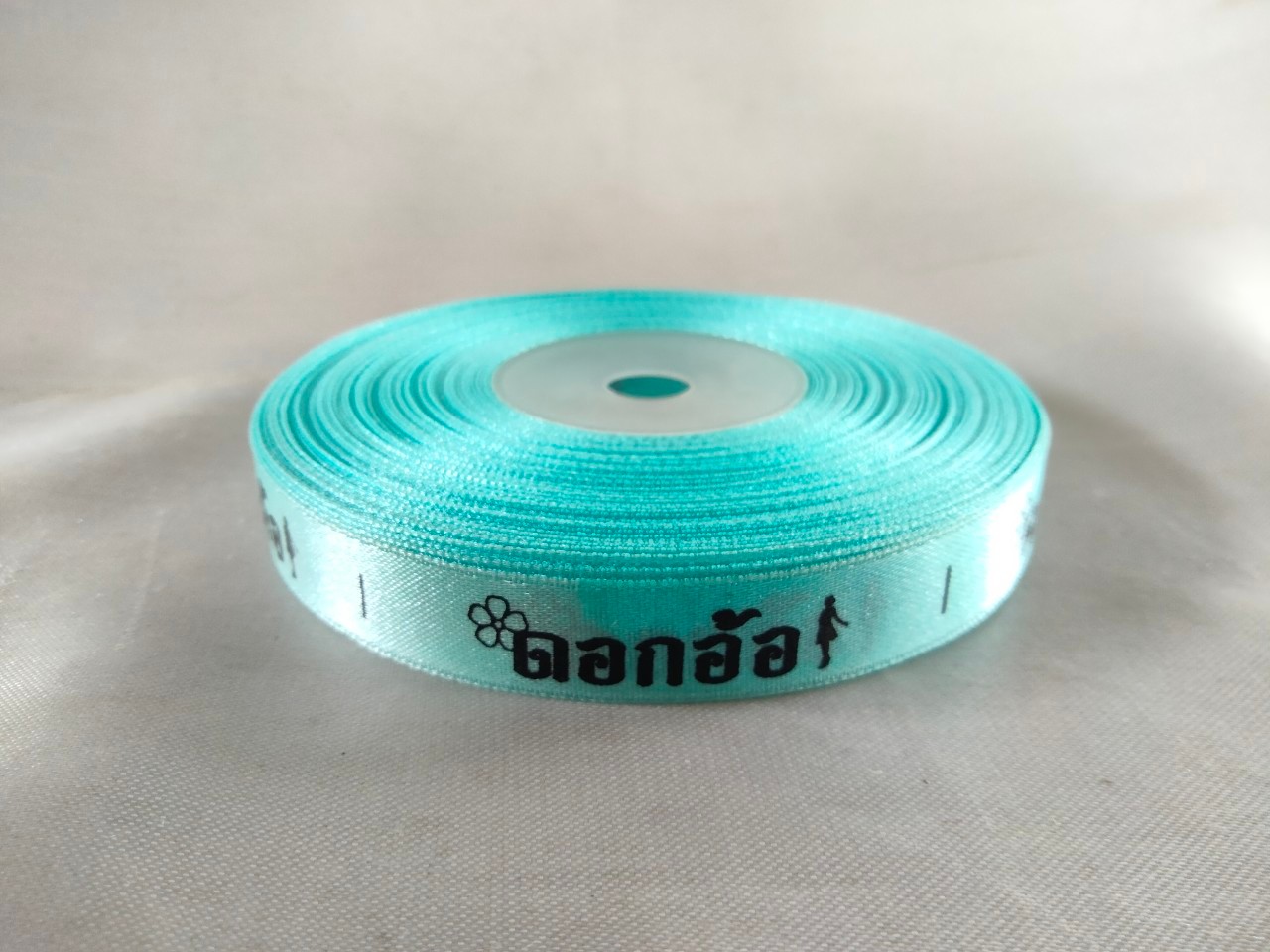 ป้ายคอเสื้อ เนื้อริบบิ้นซาติน 1.3 ซม. ริบบิ้นสีฟ้า พิมพ์ดำ