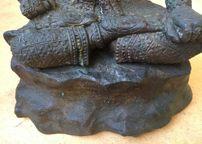 พระพิราพ รุ่นแรก หลวงปู่กาหลงเขี้ยวแก้ว วัดเขาแหลม จ.สระแก้ว จัดสร้างปี ๒๕๕๐ เนื้อสัมฤทธิ์โบราณ ขนาดหน้าตัก ๕ นิ้ว ใต้ฐานโรยผงแร่ ฝังตะกรุด อุดผงพระพิราพ หมายเลข ๖๑๒