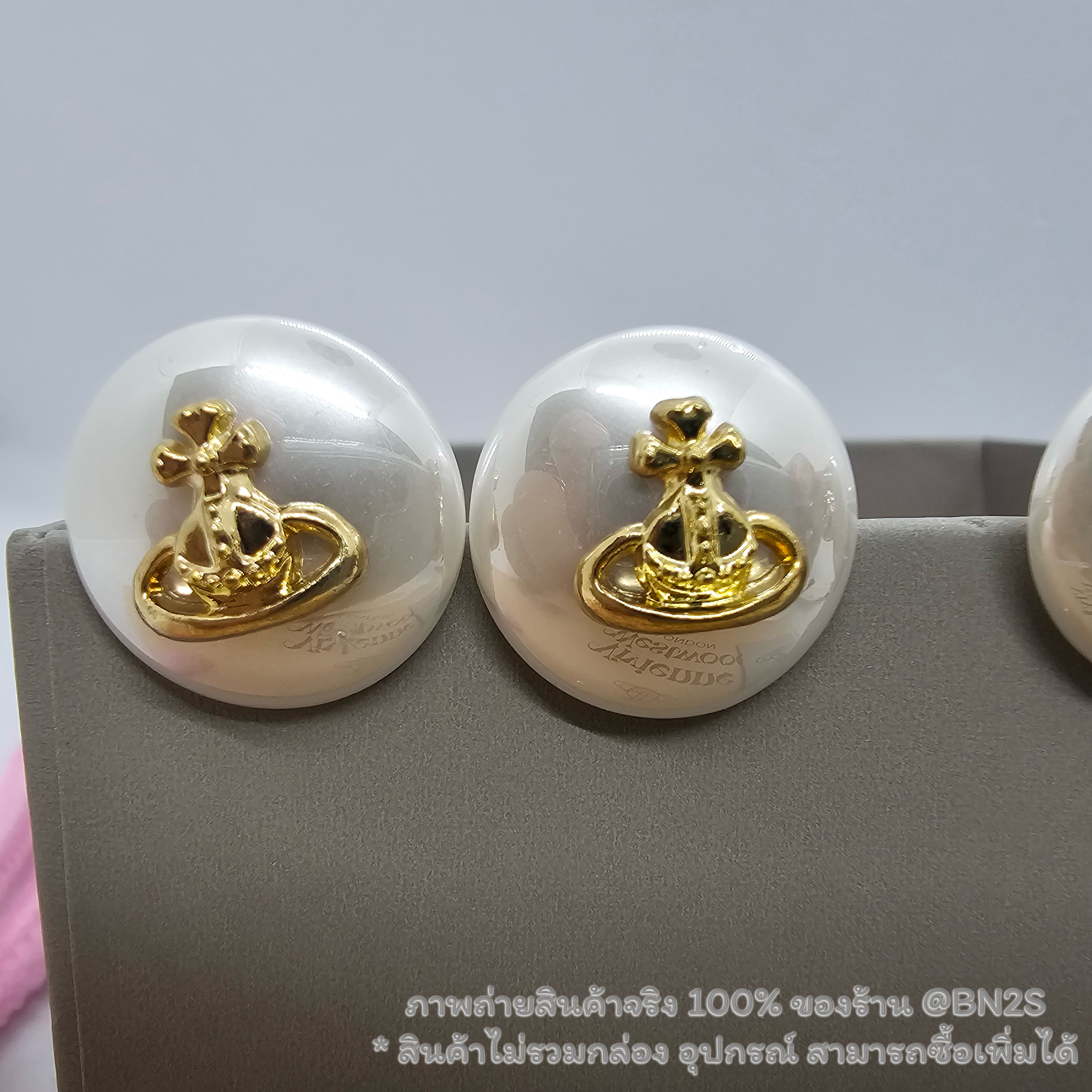 สีทอง | Vivienne Westwood Women's White Emmylou Earrings ต่างหูไข่มุกกลม ประดับจี้วิเวียน อะไหล่เงิน ทอง แป้นกลมงานสวย น่ารัก ขนาด 2 ซม. ไม่รวมกล่อง อุปกรณ์