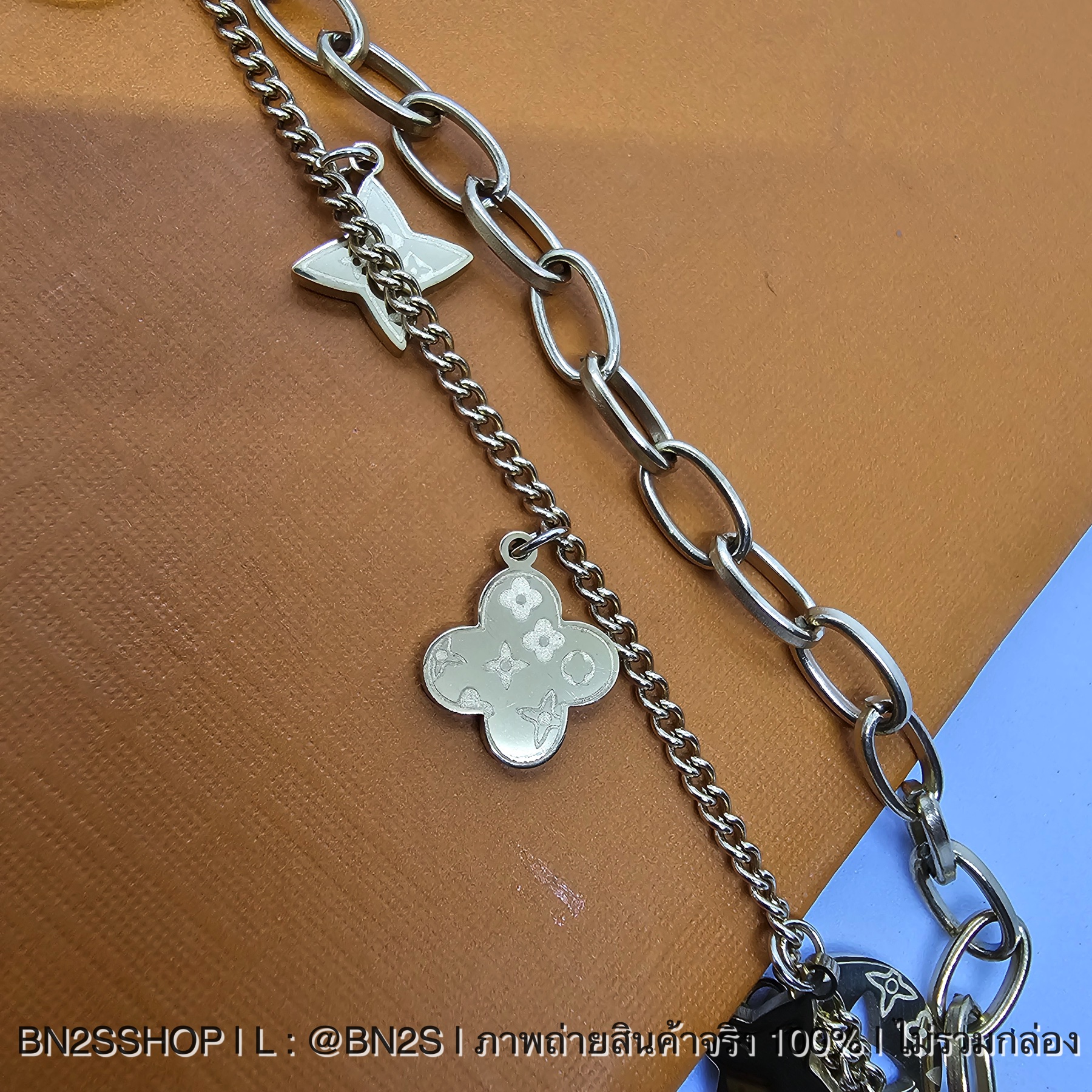 สร้อยข้อมือสายโซ่ 2 ชั้น ห้อยจี้ชาร์ม ลาย LV Monogram