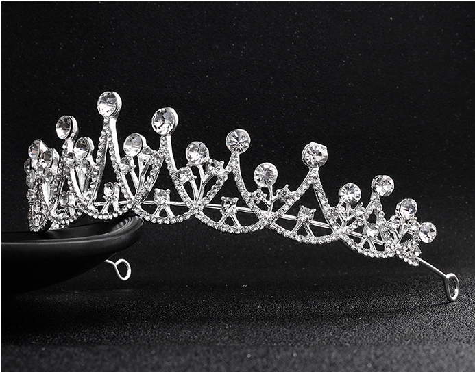 มงกุฏขนาดใหญ่ ประดับเพชร แบบปักกิ๊บแน่น ขนาด กว้าง 15.5 สูง 4.5 ซม.