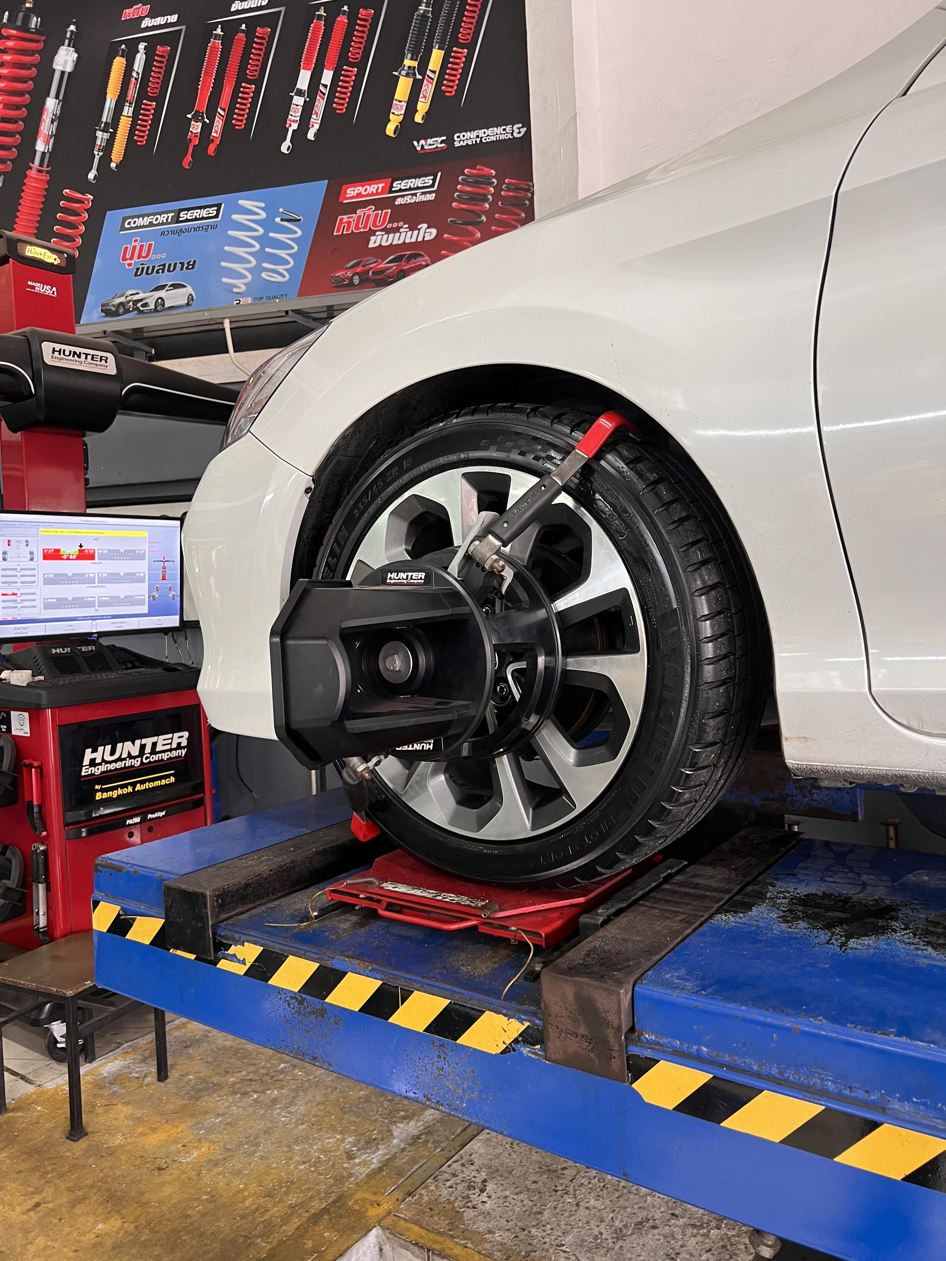 HONDA ACCORD G9 เปลี่ยนยางรถยนต์ เน้น performance [+] Michelin Pilot sport 5 235/45R18 *เพื่อความสะดวกในการรับบริการ นัดหมายเวลาก่อนเข้ารับบริการทุกครั้งครับ 𝙊𝙪𝙧 𝙎𝙚𝙧𝙫𝙞𝙘𝙚 บริการทางร้านเรารับทำอะไรบ้าง 🔧 มียางรถยนต์ทุกยี่ห้อให้เลือกซื้อ 🔧 โช้คอัพ สปริง 🔧 เช็คช่วงล่าง แก้ปัญหาให้ตรงจุด 🔧 ติดตั้งยางแบบไร้รอย 100% 🔧 บริการสลับยาง ตามอายุ 🔧 บริการล้างลิ้นปีกผีเสื้อ 🔧 บริการเช็คระยะรถยนต์ 🔧 เปลี่ยนถ่ายของเหลวทั้งระบบ 🔧 ตั้งศูนย์ด้วยเครื่อง HUNTER นำเข้าจาก USA สอบถามข้อมูลเพิ่มเติม หรือนัดหมายเข้ารับบริการ ☎️ : 08-6569-1915 ☎️ : 08-6544-5963 Line id : @88rw Tiktok : https://www.tiktok.com/@88rwycrr Youtube : https://youtube.com/@88rw Facebook : https://www.facebook.com/88rwtire Location : https://goo.gl/maps/HrNUAZXPN94KvxZ98?coh=178573&entry=tt #รถยนต์มีปัญหาไม่รู้ต้องแก้ตรงไหน ทางเรายินดี ตรวจหาปัญหาและหาวิธีแก้ บอกลูกค้าก่อนลงมือทำเสมอราคาเป็นธรรมไม่เอาเปรียบ สบายใจคุณลูกค้า ร้านยางเจริญรุ่งเรือง ยินดีต้อนรับครับ