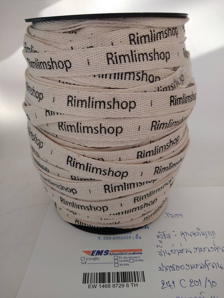 ป้ายคอเสื้อ เนื้อคอตต้อนก้างปลา 1.3 ซม.พิมพ์ดำ 1 ม้วน