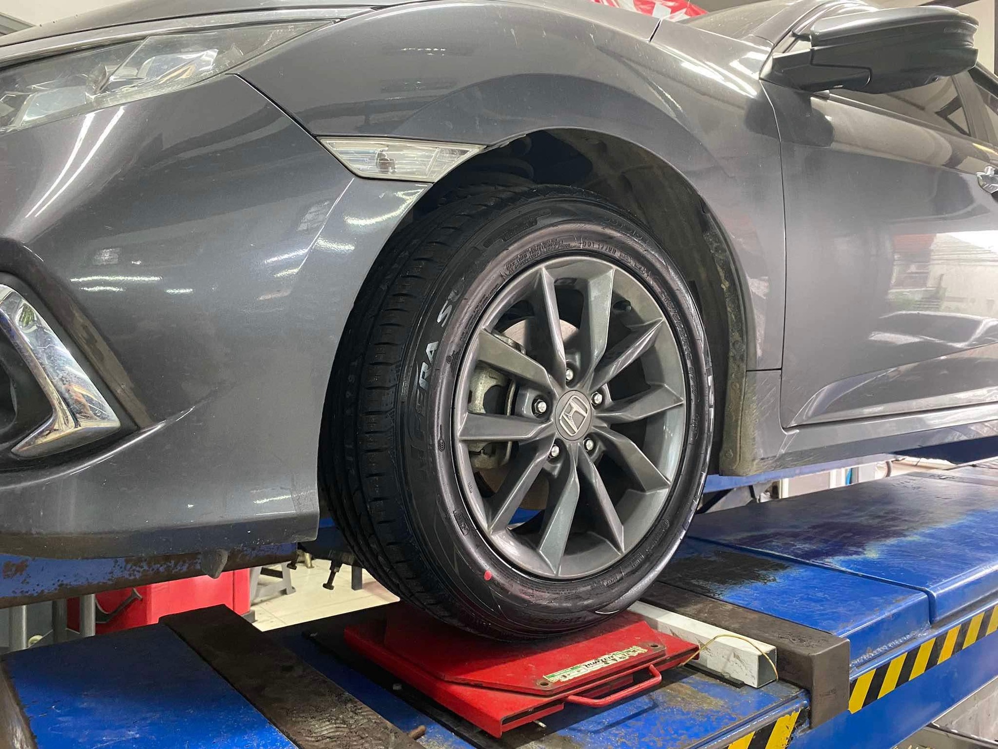 HONDA CIVIC FB เข้ารับบริการเปลี่ยนยางรถยนต์ [+] NEXEN SU4 215/55R16 #ถ่ายให้เป๊ะแชร์ให้ปังกับยางNexen #เส้นต่อไปใช้เน็กเซ็น #nexentirethailand #nexentire #ยางรถยนต์ *เฉาพาะ NEXEN Pirelli ประกันยาง 1 ปี หรือ 25,000 กม. บาด บวม เบียด แตก ระเบิด เปลี่ยนเส้นใหม่ ครับ *เพื่อความรวดเร็วนัดหมายก่อนเข้ารับบริการครับ 𝙊𝙪𝙧 𝙎𝙚𝙧𝙫𝙞𝙘𝙚 บริการทางร้านเรารับทำอะไรบ้าง 👉มียางรถยนต์ทุกยี่ห้อให้เลือกซื้อ 👉โช้คอัพ สปริง 👉เช็คช่วงล่าง แก้ปัญหาให้ตรงจุด 👉ติดตั้งยางแบบไร้รอย 100% 👉บริการสลับยาง ตามอายุ 👉บริการล้างลิ้นปีกผีเสื้อ 👉บริการเช็คระยะรถยนต์ 👉เปลี่ยนถ่ายของเหลวทั้งระบบ 👉ตั้งศูนย์ด้วยเครื่อง HUNTER นำเข้าจาก USA สอบถามข้อมูลเพิ่มเติม หรือนัดหมายเข้ารับบริการ ☎️ : 08-6569-1915 ☎️ : 08-6544-5963 Line id : @88rw Facebook : https://www.facebook.com/88rwtire Location : https://goo.gl/maps/HrNUAZXPN94KvxZ98? #รถยนต์มีปัญหาไม่รู้ต้องแก้ตรงไหน ทางเรายินดี ตรวจหาปัญหาและหาวิธีแก้ บอกลูกค้าก่อนลงมือทำเสมอราคาเป็นธรรม #nexentires