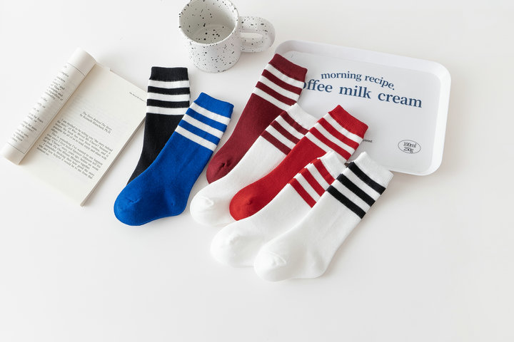 ถุงเท้ายาวเด็กผู้หญิงสีขาวคาดแดง สไตล์เกาหลี ผ้ายืดนุ่มสวย เลือกความยาวตามขนาดที่ต้องการ ไม่จำกัดขนาดเท้า