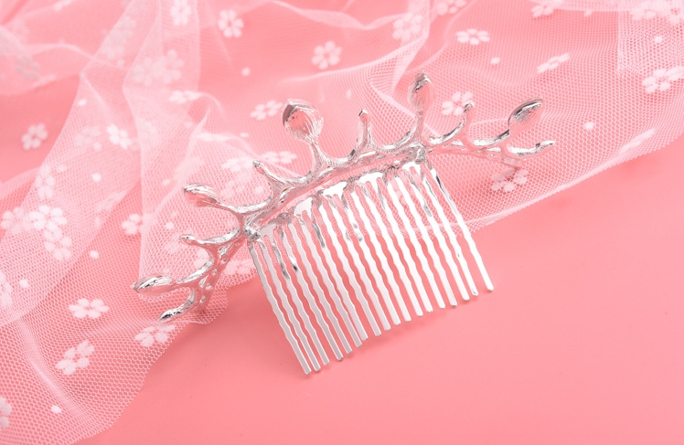 มงกุฏขนาดกลาง ประดับเพชรเม็ดใหญ่ กว้าง 11 สูง 4 ซม. แบบหวีปักได้เลย สวยโดดเด่น #พร้อมส่ง