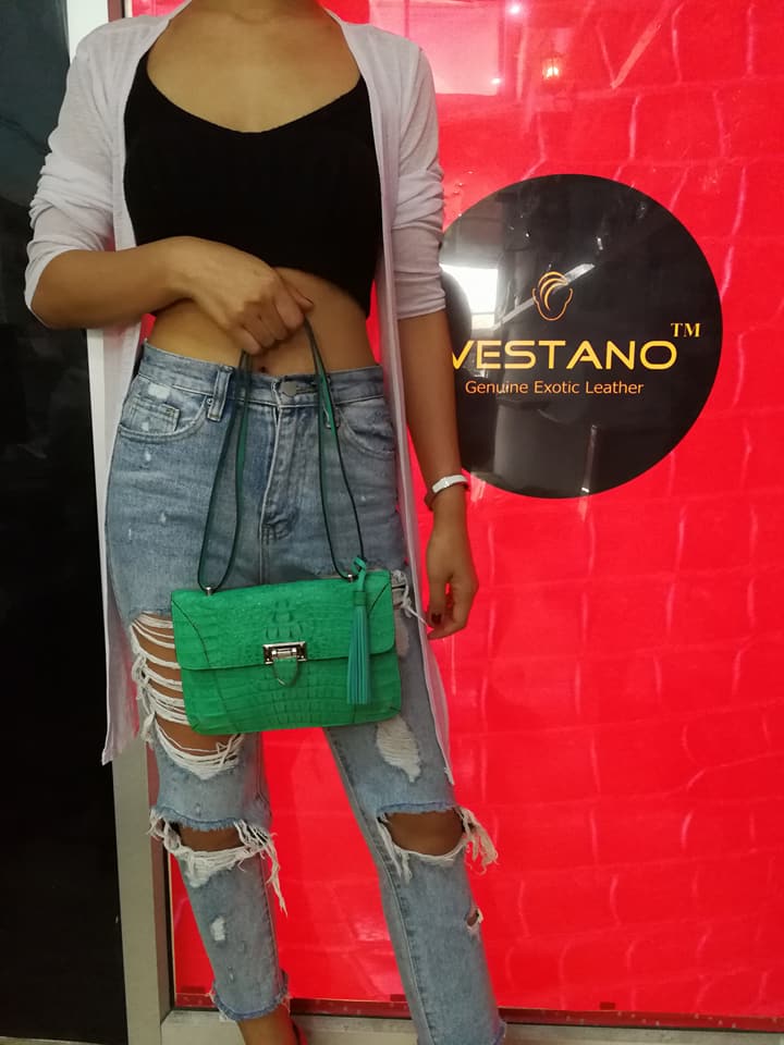 กระเป๋าสะพายหนังจระเข้แท้ สีเขียว รหัส CRW1217H-02-GR1