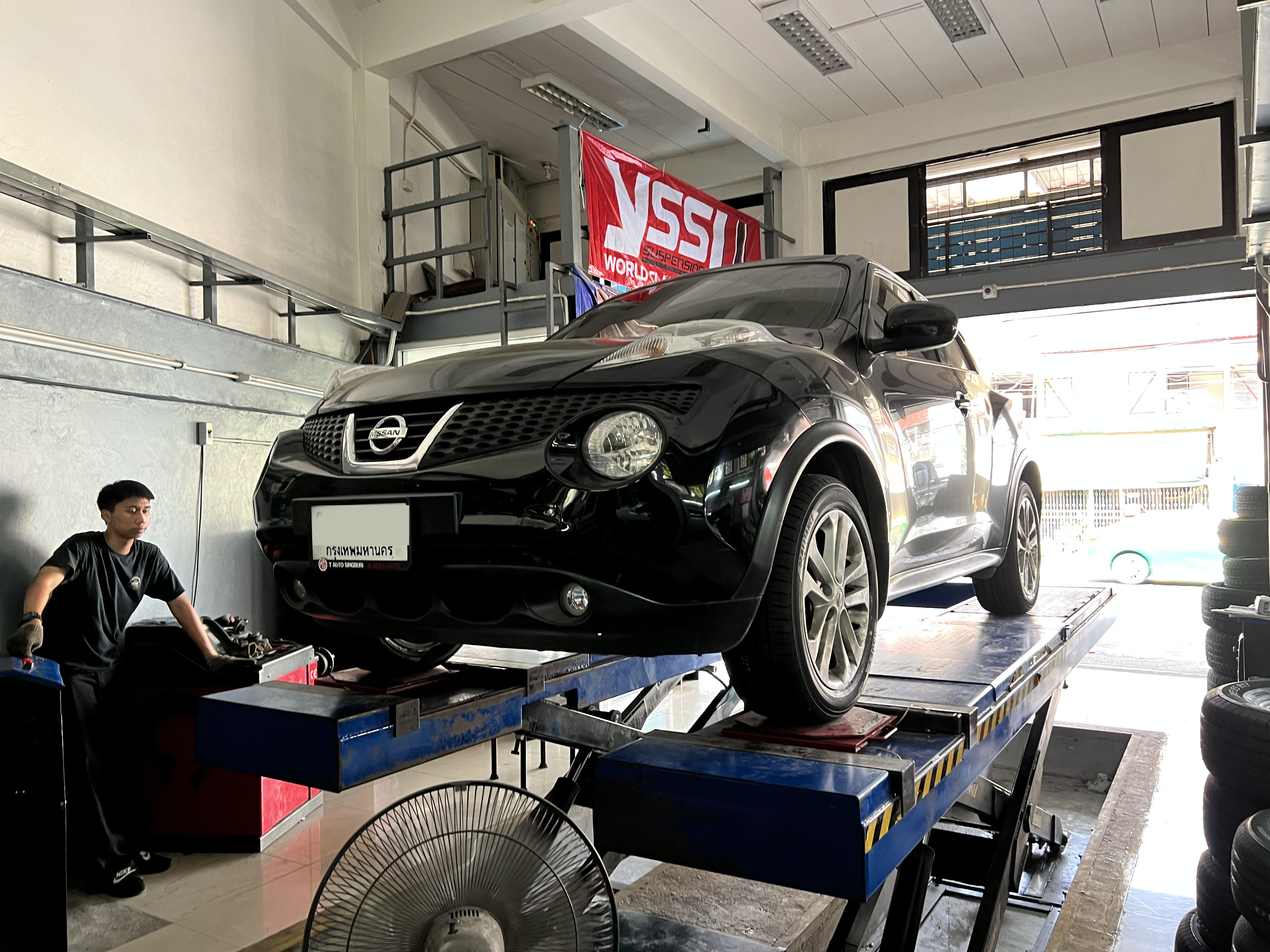 Nissan Juke รอบที่แล้วใช้งานโอตานิ ไม่ปลื้ม ไม่เอาอีกแล้วยางราคาถูกเกินไป คราวนี้เปลี่ยนยางญี่ปุ่น นุ่มๆ เงียบๆพร้อมใช้งานสบายใจ [+] ALLIANCE/AL30 030EX 97V *JAPAN (BY YOKOHAMA) ขนาด 215/55R17 𝙊𝙪𝙧 𝙎𝙚𝙧𝙫𝙞𝙘𝙚 บริการทางร้าน เรารับทำอะไรบ้าง 🔧 ติดตั้งยางแบบไร้รอย 100% 🔧 บริการสลับยาง ตามอายุ 🔧 มียางรถยนต์ทุกยี่ห้อให้เลือกซื้อ 🔧 เช็คช่วงล่าง แก้ปัญหาให้ตรงจุด 🔧 บริการล้างลิ้นปีกผีเสื้อ 🔧 บริการเช็คระยะรถยนต์ 🔧 เปลี่ยนถ่ายของเหลวทั้งระบบ 🔧 ตั้งศูนย์ด้วยเครื่อง HUNTER นำเข้าจาก USA สอบถามข้อมูลเพิ่มเติม หรือนัดหมายเข้ารับบริการ Tel : 08-6569-1915 Tel : 08-6544-5963 Line id : @88rw Tiktok : https://www.tiktok.com/@88rwycrr Youtube : https://youtube.com/@88rw Facebook : https://www.facebook.com/otaninon Location : https://goo.gl/maps/HrNUAZXPN94KvxZ98?coh=178573&entry=tt #รถยนต์มีปัญหาไม่รู้ต้องแก้ตรงไหน ทางเรายินดี ตรวจหาปัญหาและหาวิธีแก้ บอกลูกค้าก่อนลงมือทำเสมอราคาเป็นธรรมไม่เอาเปรียบ สบายใจคุณลูกค้า ---------------------------------- ดูแลให้คำปรึกษาทุกปัญหาคาใจ ไม่ทิ้งลูกค้า มีบริการหลังการขาย 【ให้ผู้เชี่ยวชาญของเรา ดูแลรถคุณ】 ร้านยางเจริญรุ่งเรือง ยินดีต้อนรับครับ ---------------------------------- #โช๊คอัพรถยนต์ #monroe #yss #kayaba #profender #ร้านยางเจริญรุ่งเรือง #นนทบุรี #งามวงศ์วาน #amsfix #บริการช่วงล่างรถยนต์ #ซ่อมบำรุงช่วงล่าง #เซทอัพโช๊คอัพรถยนต์