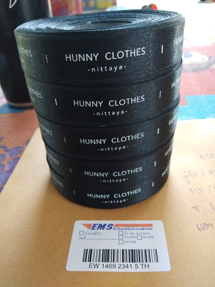ป้ายคอเสื้อ เนื้อริบบิ้นซาติน 2.0 ซม. ริบบิ้นสีดำ 1 พิมพ์ขาว 5 ม้วน
