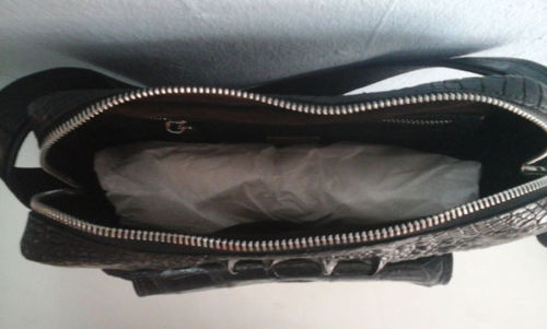 กระเป๋าสะพายชายหนังจระเข้แท้ สีดำ ส่วนหลัง รหัส CRM367H-BL-01