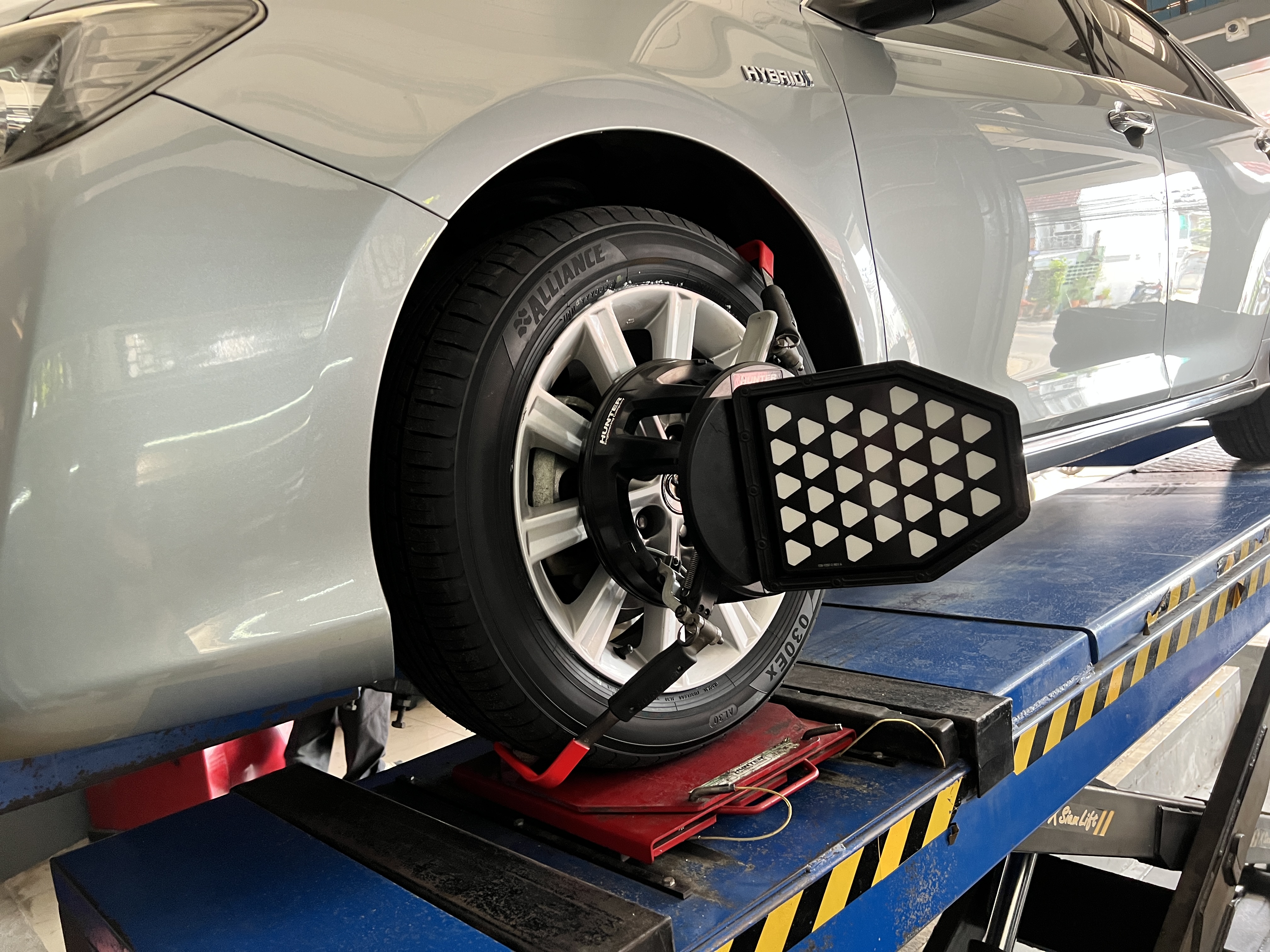 TOYOTA CAMRY Hybrid เข้ารับบริการเปลี่ยนยางรถยนต์เลือกยางนุ่มนวล ผลิตญี่ปุ่น สำหรับการใช้งานประจำวัน ยางญี่ปุ่นเป็นยางรถยนต์ที่ได้ชื่อว่าผลิตได้เรียบร้อย เนียบ และคุ้มค่ากับการใช้งาน รวมถึงความปลอดภัยสูง สำหรับลูกค้าที่สนใจเข้ารับบริการเปลี่ยนยางรถยนต์ สามารถสอบถามยางตัวนี้เข้ามาทางร้านได้ครับ [+] ALLIANCE AL30ex Made in Japan by YOKOHAMA [+] ขนาด 215/55R17 โปรโมชั่นราคาพิเศษ ติดต่อสอบถามเพิ่มเติม โทร : 08-6569-1915 บุ๊ก และทีมงาน ยินดีต้อนรับครับ 𝙊𝙪𝙧 𝙎𝙚𝙧𝙫𝙞𝙘𝙚 บริการทางร้าน เรารับทำอะไรบ้าง 🔧 ติดตั้งยางแบบไร้รอย 100% 🔧 บริการสลับยาง ตามอายุ 🔧 มียางรถยนต์ทุกยี่ห้อให้เลือกซื้อ 🔧 เช็คช่วงล่าง แก้ปัญหาให้ตรงจุด 🔧 บริการล้างลิ้นปีกผีเสื้อ 🔧 บริการเช็คระยะรถยนต์ 🔧 เปลี่ยนถ่ายของเหลวทั้งระบบ 🔧 ตั้งศูนย์ด้วยเครื่อง HUNTER นำเข้าจาก USA สอบถามข้อมูลเพิ่มเติม หรือนัดหมายเข้ารับบริการ Tel : 08-6569-1915 Tel : 08-6544-5963 Line id : @88rw Tiktok : https://www.tiktok.com/@88rwycrr Youtube : https://youtube.com/@88rw Facebook : https://www.facebook.com/otaninon Location : https://goo.gl/maps/HrNUAZXPN94KvxZ98?coh=178573&entry=tt #รถยนต์มีปัญหาไม่รู้ต้องแก้ตรงไหน ทางเรายินดี ตรวจหาปัญหาและหาวิธีแก้ บอกลูกค้าก่อนลงมือทำเสมอราคาเป็นธรรมไม่เอาเปรียบ สบายใจคุณลูกค้า ---------------------------------- ดูแลให้คำปรึกษาทุกปัญหาคาใจ ไม่ทิ้งลูกค้า มีบริการหลังการขาย 【ให้ผู้เชี่ยวชาญของเรา ดูแลรถคุณ】 ร้านยางเจริญรุ่งเรือง ยินดีต้อนรับครับ #ยางรถยนต์ #yokohama #alliance #al30ex #madeinjapan