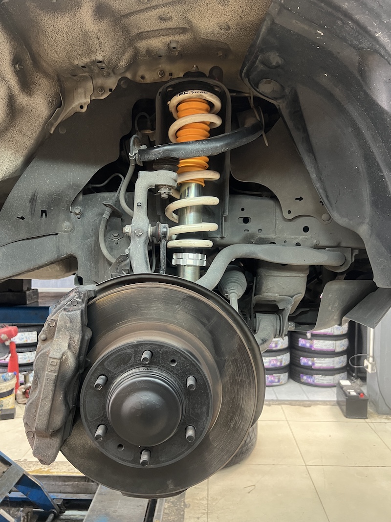 Fortuner Champ 2012 อัปเกรดด้วยโช้คอัพ YSS E-Series สิ่งที่จะได้รับหลังจากติดตั้ง: หนึบ...ขับสบาย: โช้คอัพ YSS E-Series (Monotube) ให้ความรู้สึกนุ่มนวลเมื่อขับช้า และหนึบแน่นเมื่อใช้ความเร็ว ควบคุมรถได้มั่นใจ: เทคโนโลยี VVSC ช่วยลดอาการโคลงและโยนของตัวรถ ทำให้เข้าโค้งมั่นใจกว่าเดิม ทนทานคุ้มค่าระยะยาว: โช้คอัพ Monotube ทำงานได้อย่างเสถียร ระบายความร้อนได้ดี จบครบทุกปัญหา: ติดตั้งตรงรุ่นโดยทีมช่างผู้เชี่ยวชาญ พร้อมบริการตั้งศูนย์ด้วยเครื่องมือที่ทันสมัยที่สุด เหมาะสำหรับใคร? เจ้าของ Fortuner ที่ต้องการ เปลี่ยนโช้คอัพทดแทนของเดิม ที่เสื่อมสภาพ ผู้ที่ต้องการยกระดับ Performance ให้ดีกว่าโช้คเดิมติดรถ ในงบประมาณที่คุ้มค่าสำหรับการใช้งานประจำวัน 👉 เปลี่ยนรถคุณให้ขับขี่สนุกและปลอดภัยกว่าเดิม! นัดหมายเข้ารับบริการได้เลยครับ 📌 สอบถามข้อมูลเพิ่มเติม หรือนัดหมายเข้ารับบริการ ☎️ : 08-6569-1915 ☎️ : 08-6544-5963 💬 Line id : @88rw 📍 Location : https://goo.gl/maps/HrNUAZXPN94KvxZ98 🌐 Facebook : https://www.facebook.com/88rwtire #Toyota #Fortuner #FortunerChamp #YSS #YSSSuspension #ESeries #โช้คอัพ #ช่วงล่าง #ยางเจริญรุ่งเรือง #นนทบุรี #งามวงศ์วาน