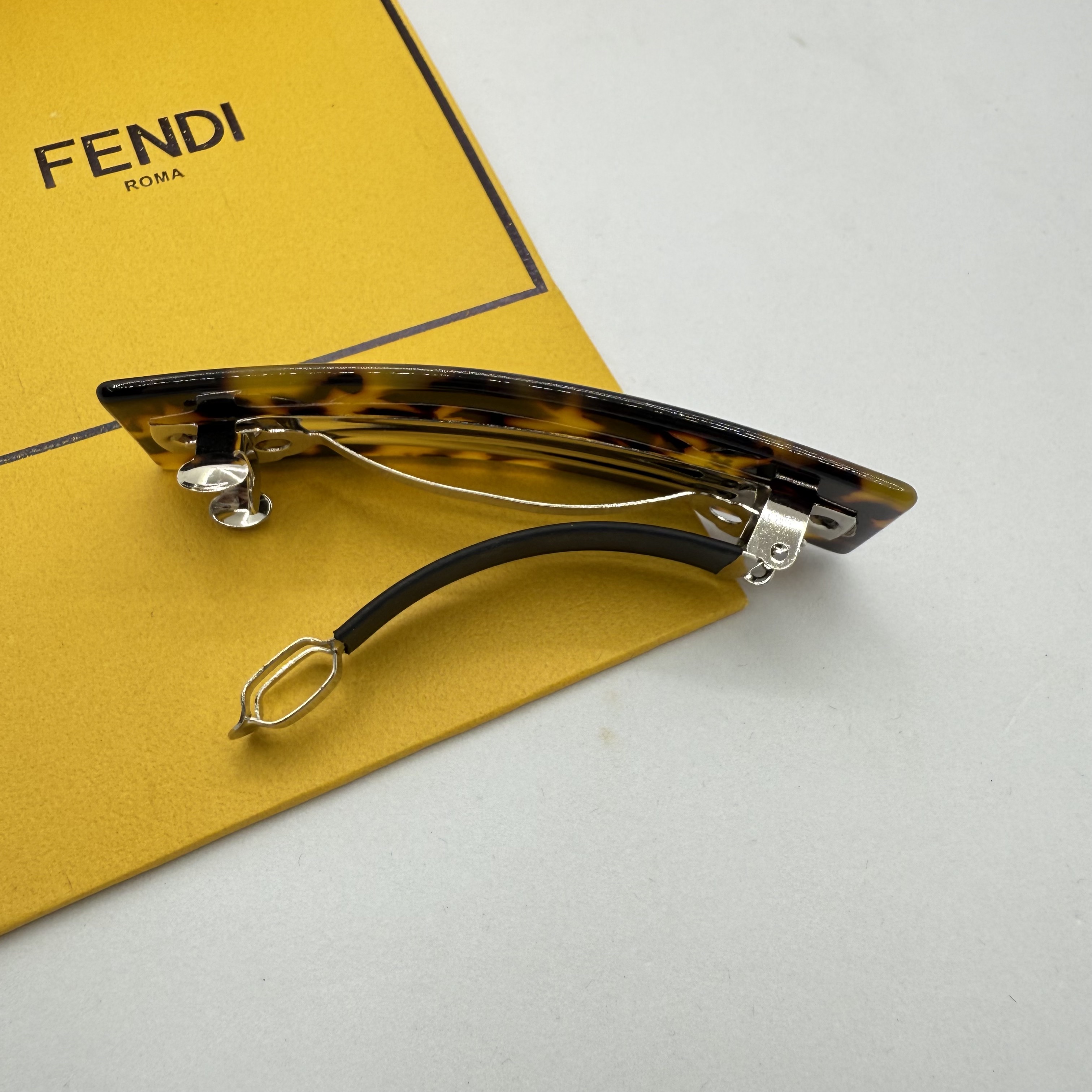 สีน้ำตาลอ่อน | Fendi กิ๊บหนีบผมอะคลิลิค แบบสปริง มีสองสี พร้อมส่งในไทย