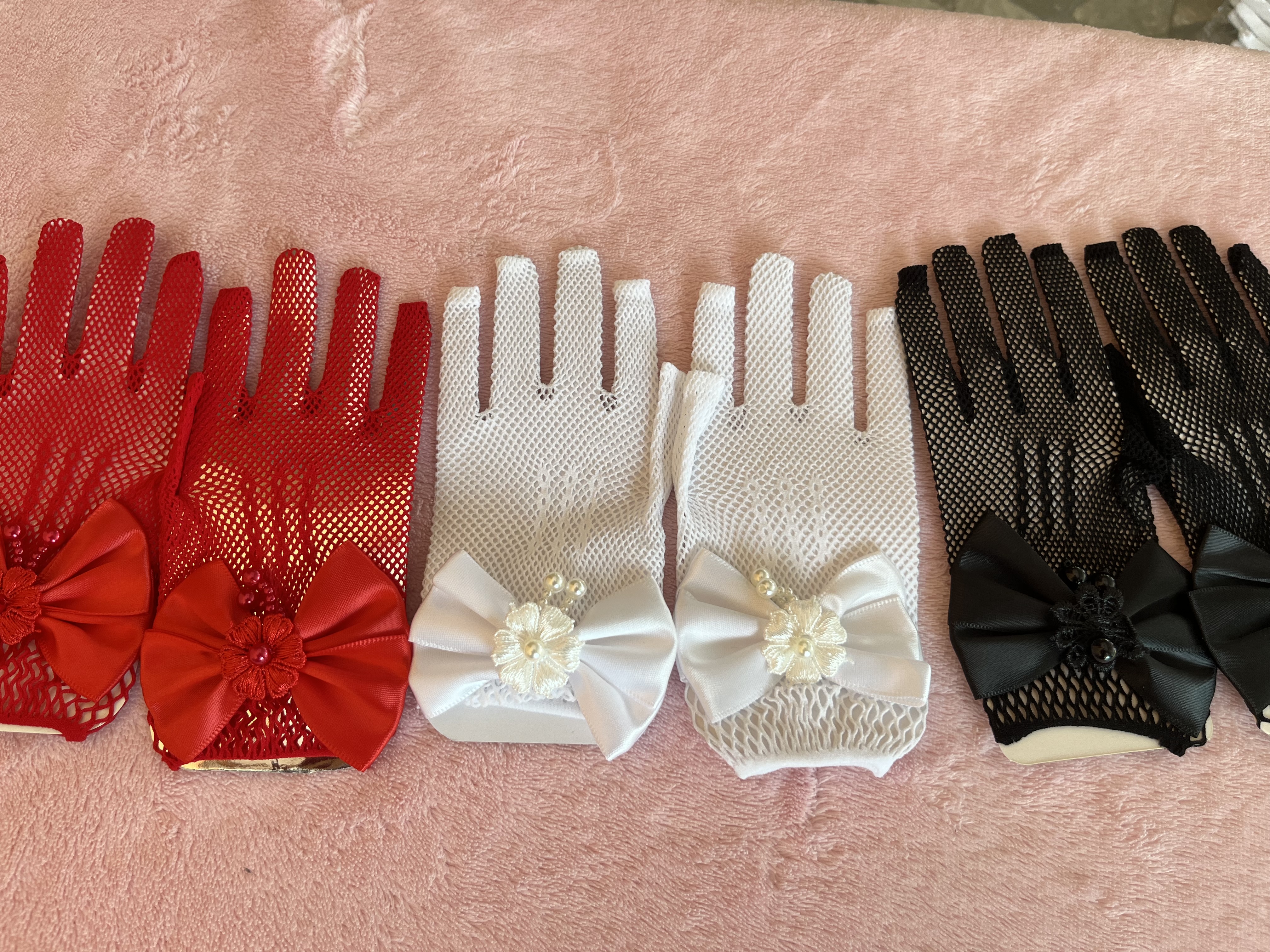 ถุงมือเด็กออกงานสีขาวตาข่ายยืด 4-15 ขวบ แบบฟรีไซส์ แต่งโบว์สวย