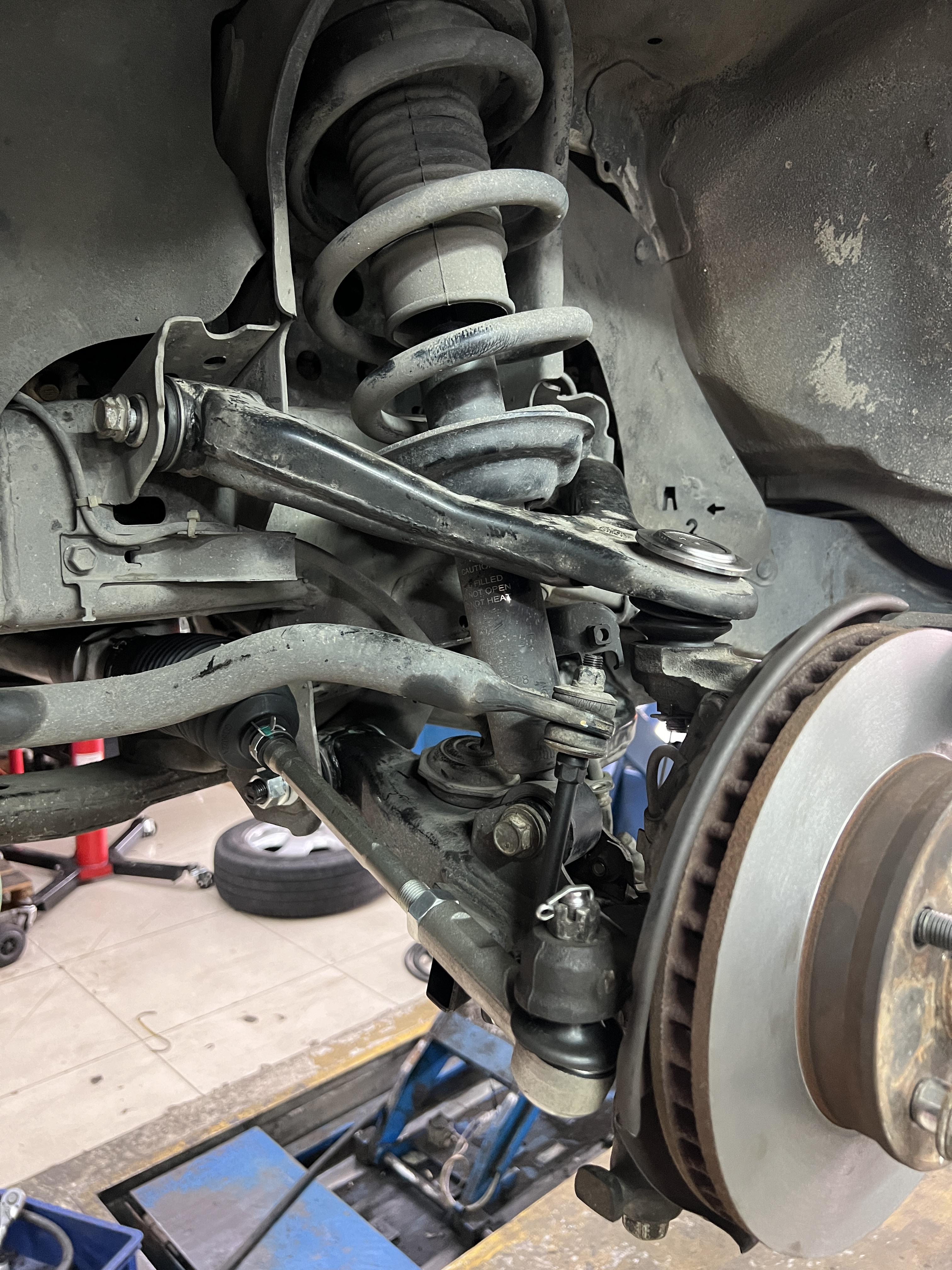 TOYOTA HILUX VIGO ตัวเตี้ย เข้ารับบริการซ่อมบำรุงช่วงล่างครั้งใหญ่ [+] เปลี่ยนแร็คพวงมาลัย [+] เปลี่ยนผ้าเบรก YOSHI [+] เจียรจานเบรก [+] ลูกหมากกันโคลง ตอง5 ญี่ปุ่นแท้ [+] โช้คอัพ profender pg5 [+] อัดบู๊ชปีกนก ล่าง + บน ครบชุด 𝙊𝙪𝙧 𝙎𝙚𝙧𝙫𝙞𝙘𝙚 บริการทางร้านเรารับทำอะไรบ้าง 🔧 มียางรถยนต์ทุกยี่ห้อให้เลือกซื้อ 🔧 โช้คอัพ สปริง 🔧 เช็คช่วงล่าง แก้ปัญหาให้ตรงจุด 🔧 ติดตั้งยางแบบไร้รอย 100% 🔧 บริการสลับยาง ตามอายุ 🔧 บริการล้างลิ้นปีกผีเสื้อ 🔧 บริการเช็คระยะรถยนต์ 🔧 เปลี่ยนถ่ายของเหลวทั้งระบบ 🔧 ตั้งศูนย์ด้วยเครื่อง HUNTER นำเข้าจาก USA สอบถามข้อมูลเพิ่มเติม หรือนัดหมายเข้ารับบริการ ☎️ : 08-6569-1915 ☎️ : 08-6544-5963 Line id : @88rw Tiktok : https://www.tiktok.com/@88rwycrr Youtube : https://youtube.com/@88rw Facebook : https://www.facebook.com/88rwtire Location : https://goo.gl/maps/HrNUAZXPN94KvxZ98? #รถยนต์มีปัญหาไม่รู้ต้องแก้ตรงไหน ทางเรายินดี ตรวจหาปัญหาและหาวิธีแก้ บอกลูกค้าก่อนลงมือทำเสมอราคาเป็นธรรม