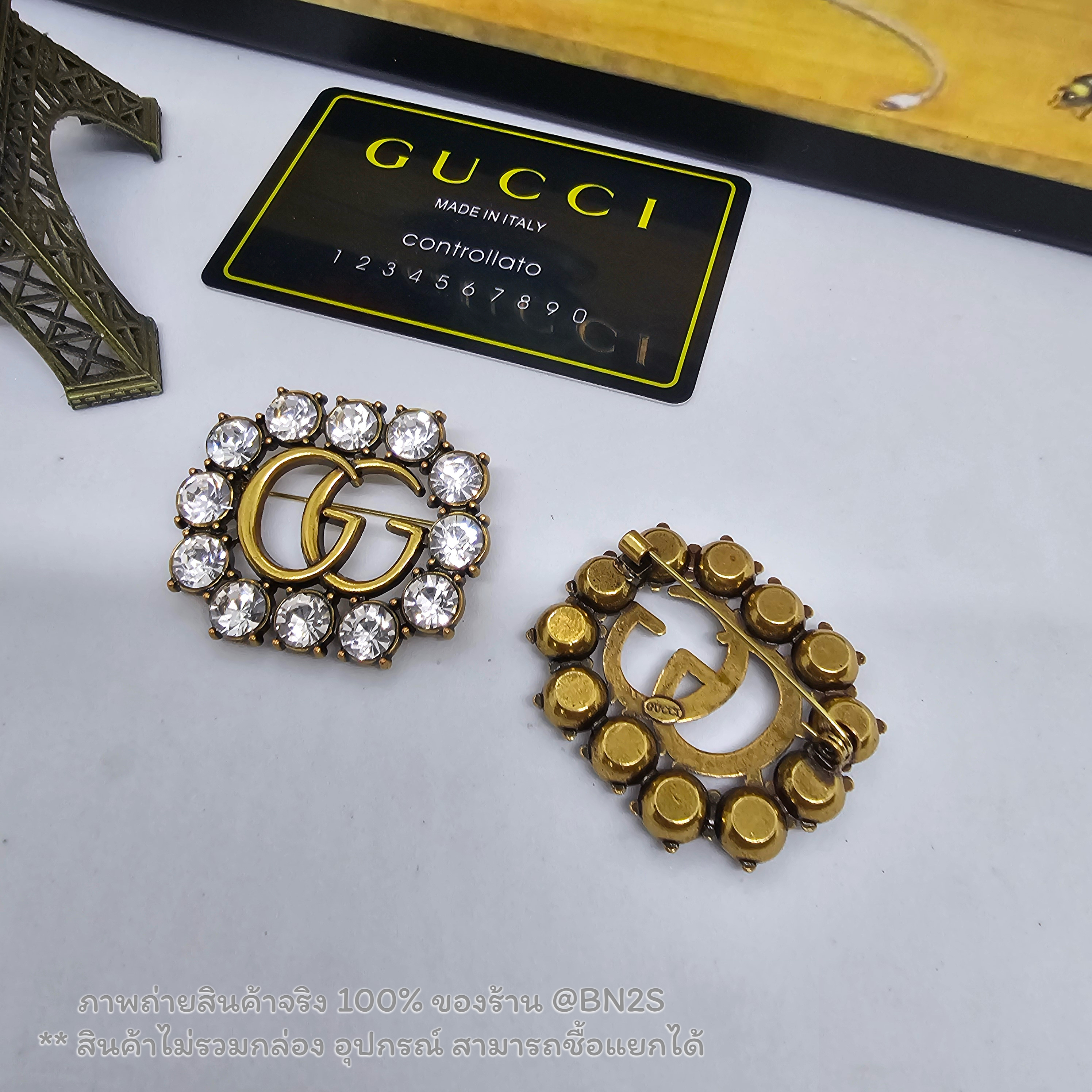 เข็มกลัด Gucci Metal Double G brooch with crystals งานชนช๊อป อะไหล่ทองรมดำ GG ล้อมเพชร งานสวยเกรด High End รับรองไม่ผิดหวัง